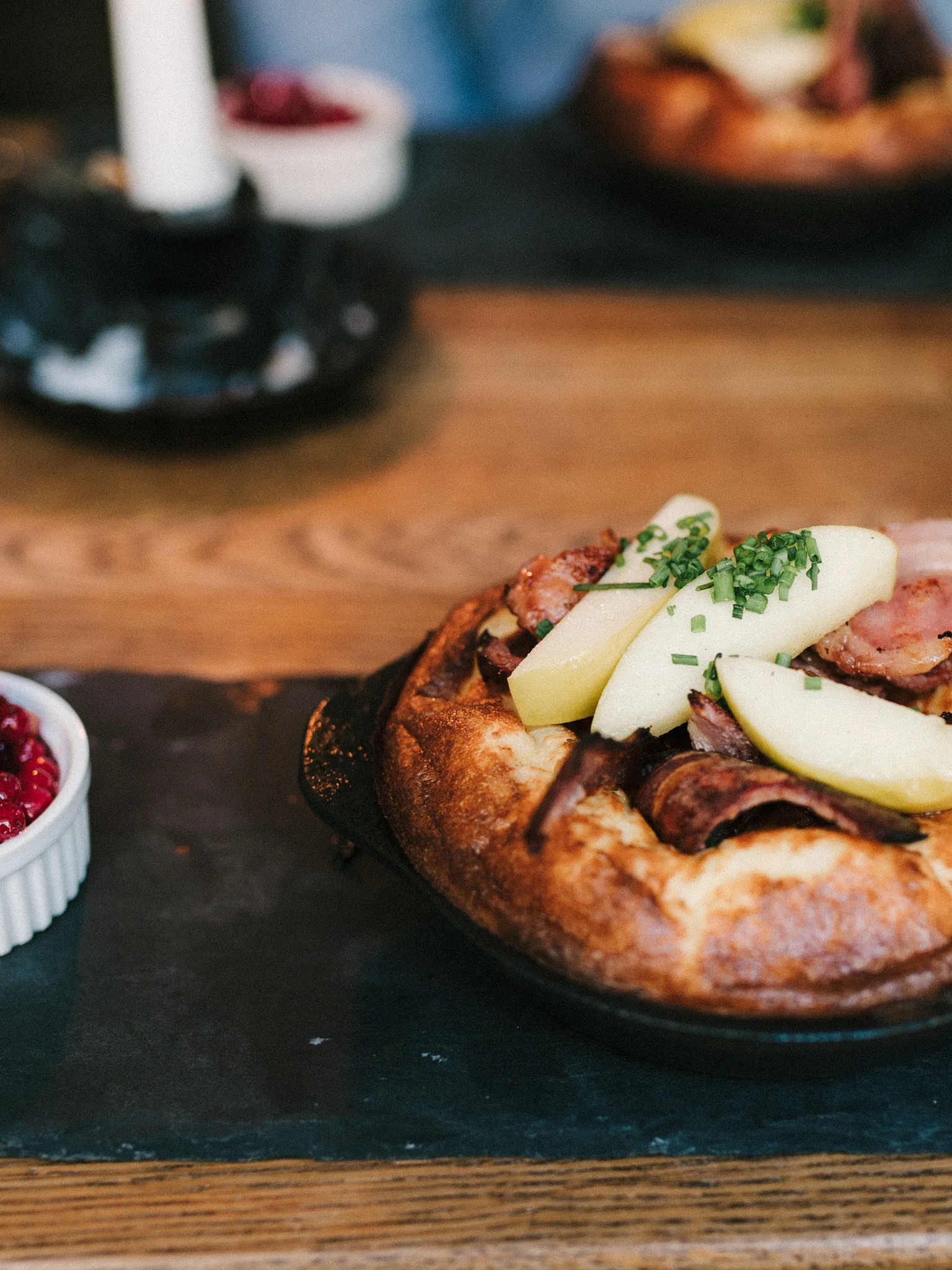 Äggakaka: Skånsk äggakaka med stekt fläsk, äpple och lingon