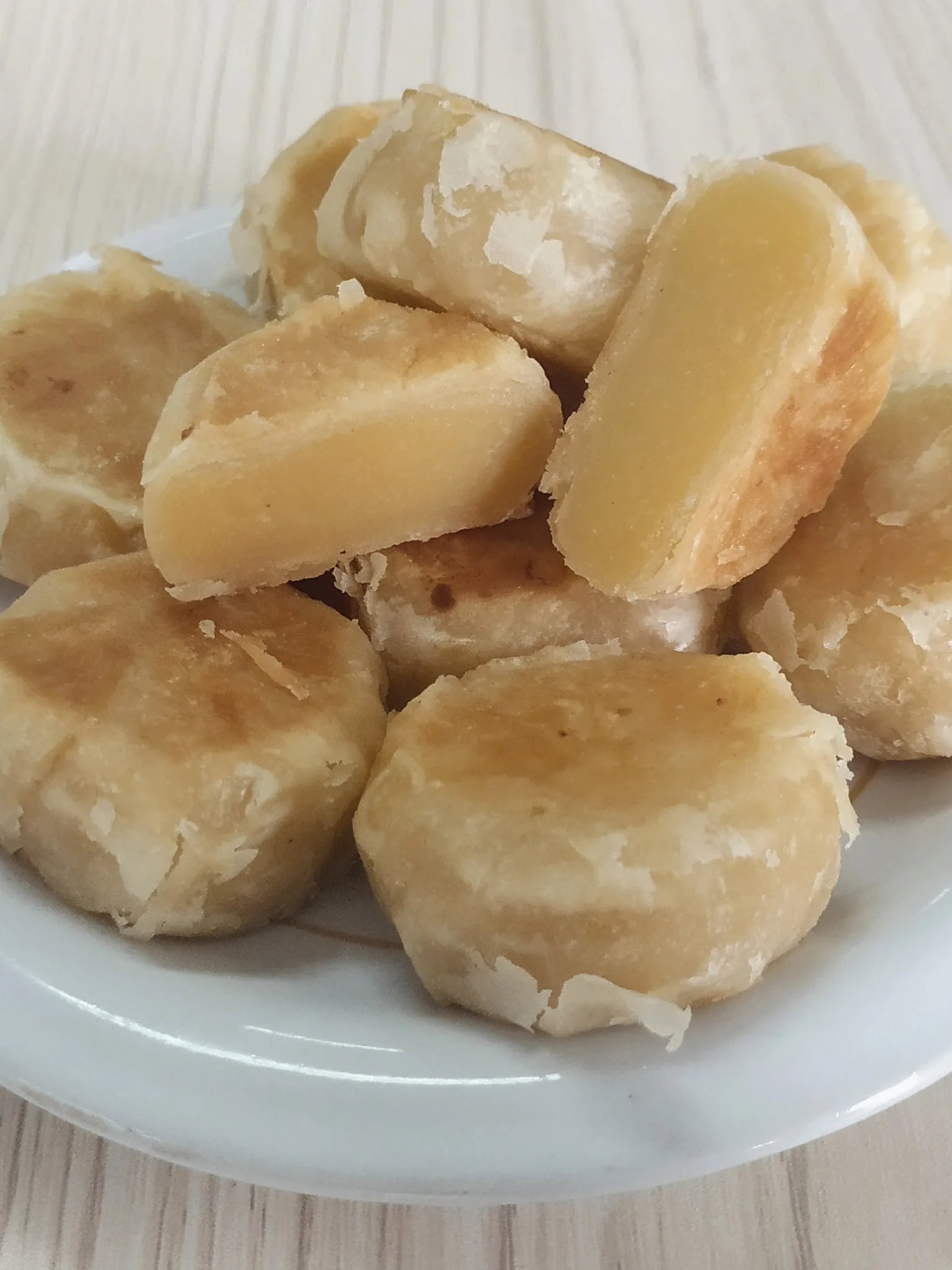 bakpia: Bakpia with cutaway showing the mung bean paste filling