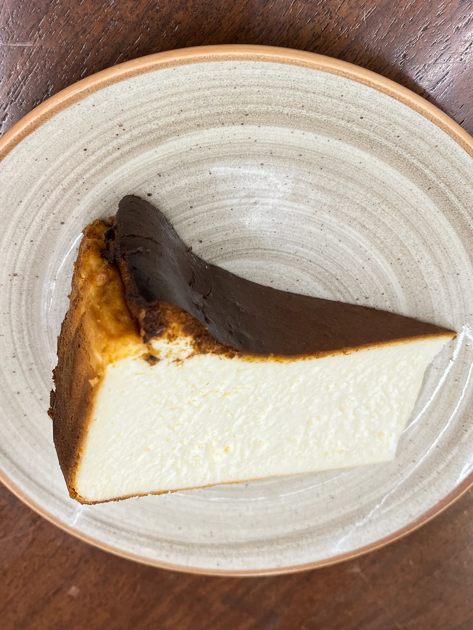 Basque-style cheesecake: Чизкейк Сан-Себастьян в кафе в Стамбуле
