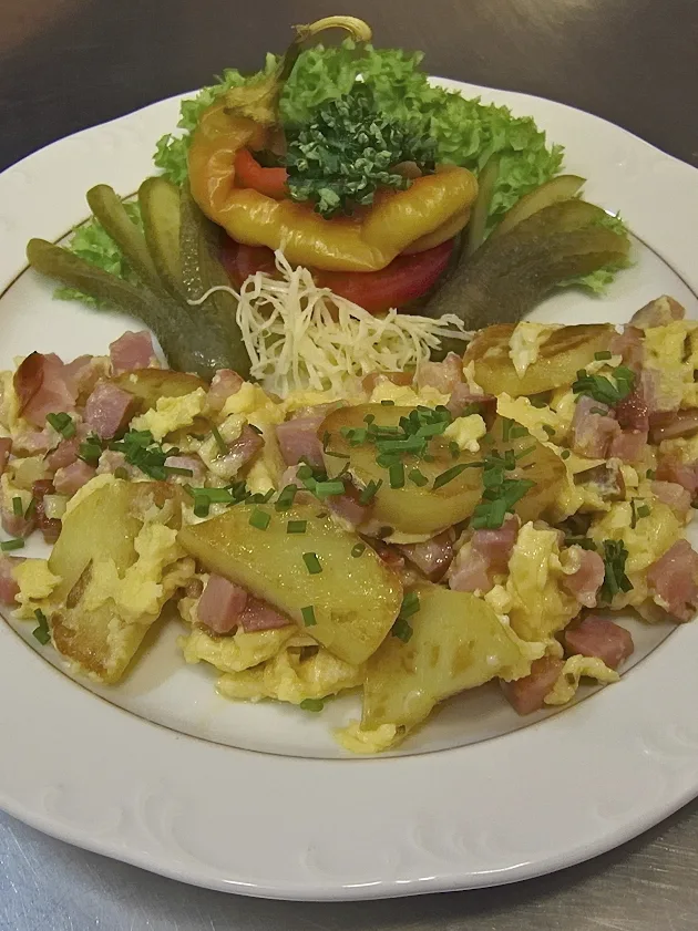 Bauernfrühstück: Bauernfrühstück, here with fried potatoes, scrambled eggs, smoked meat and onions, with pickles and garnish
