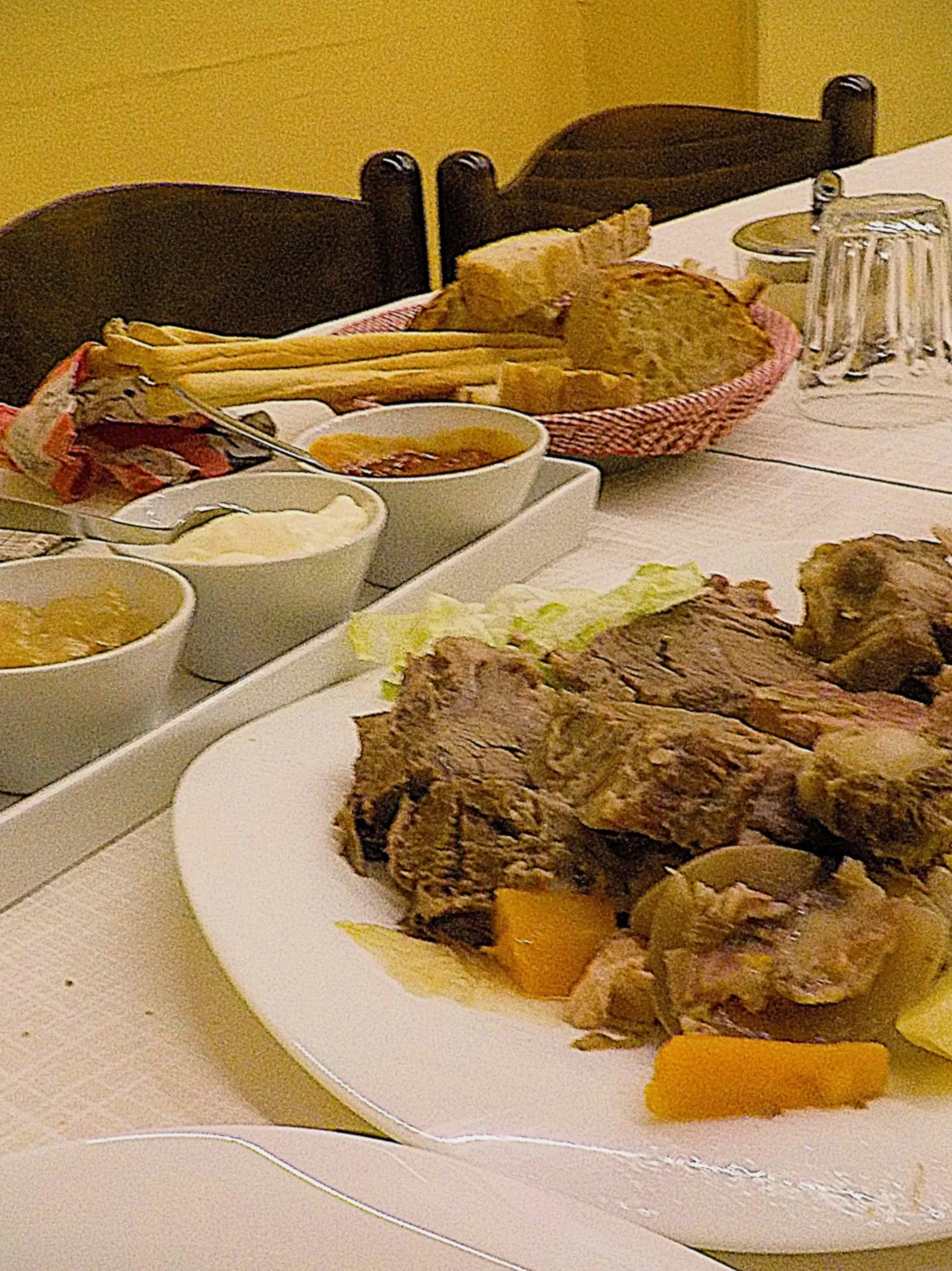 bollito misto: Gran bollito misto piemontese, piatto tipico a base di varie carni bollite accompagnate da verdure e ortaggi bolliti, salse e mostarda