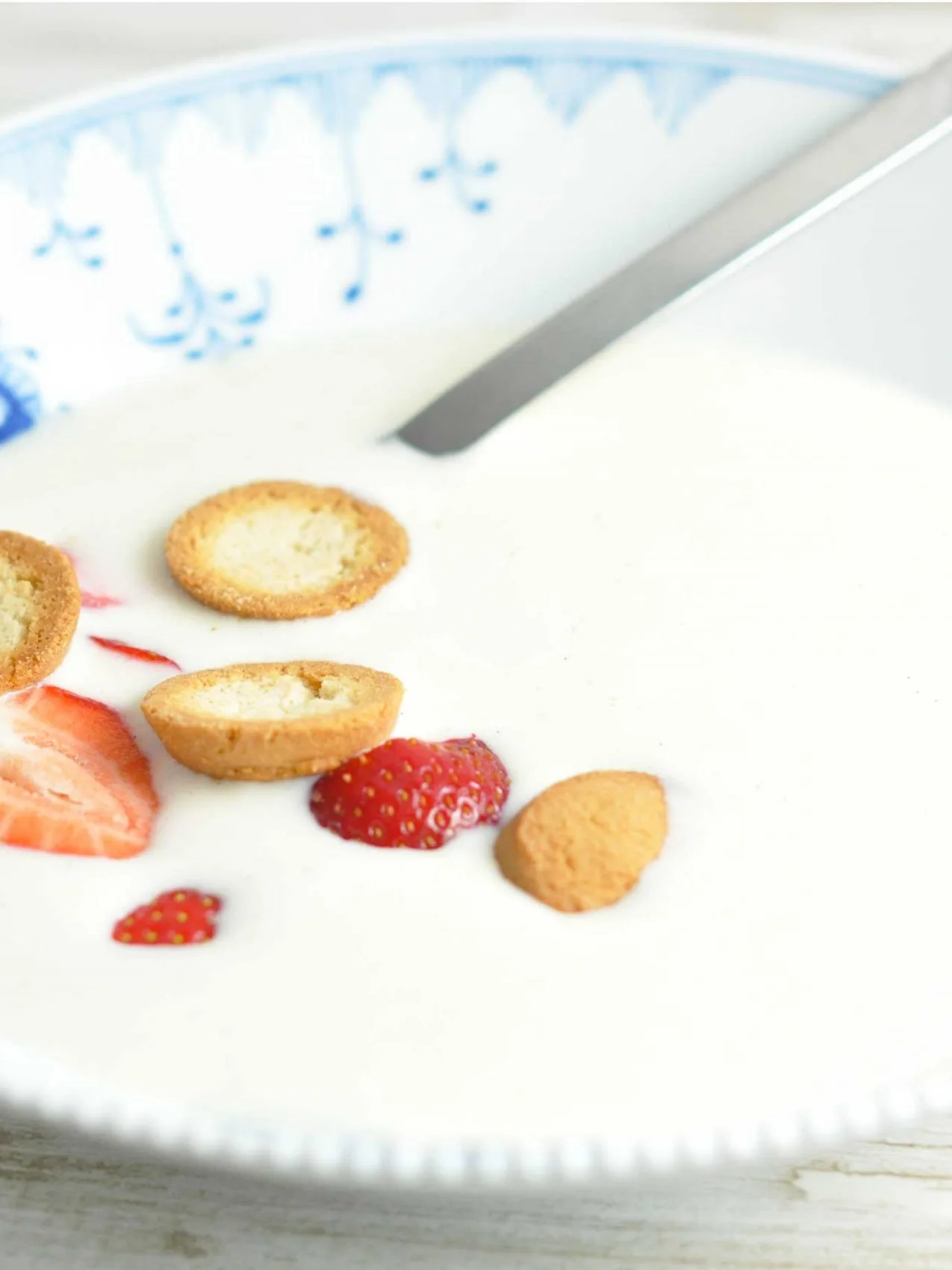 Buttermilk koldskål: Koldskål served with strawberries and kammerjunker