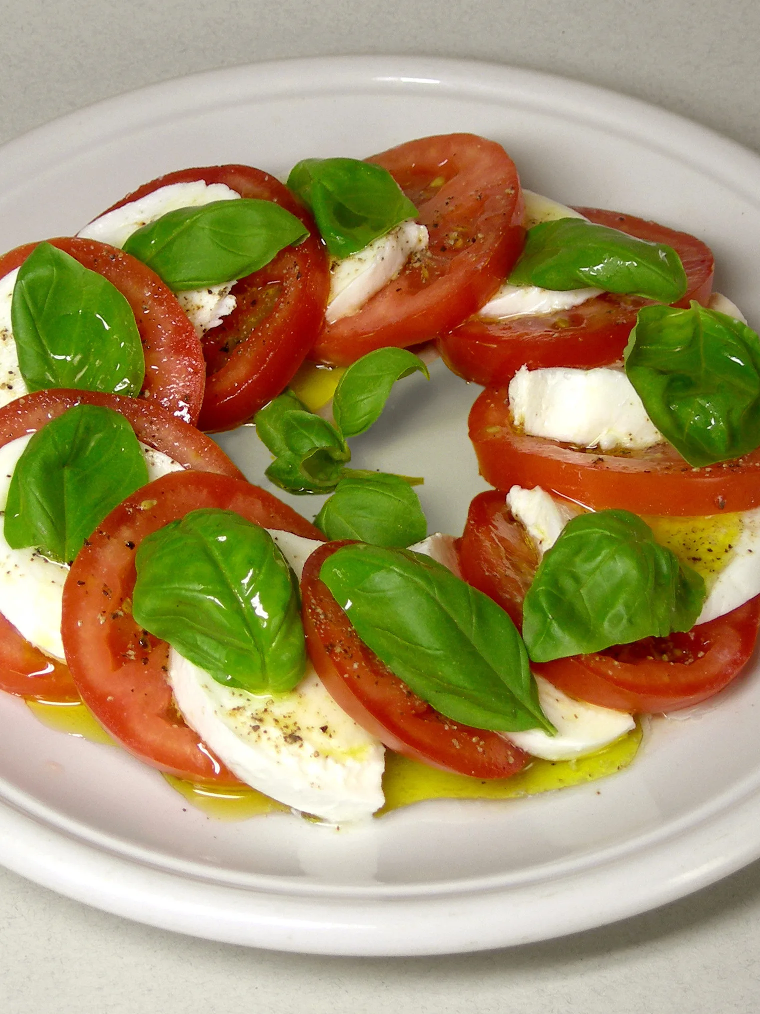 Caprese salad: Insalata caprese , made from mozzarella, tomatoes, olive oil and basil. Own work