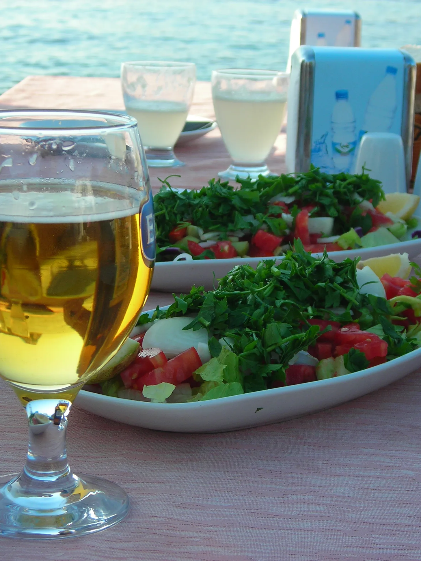 çoban salad: Çoban salata yanında bira