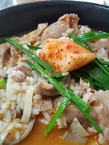 dwaeji-gukbap: dwaeji-gukbap (pork and rice soup) with kkakdugi (diced radish kimchi)