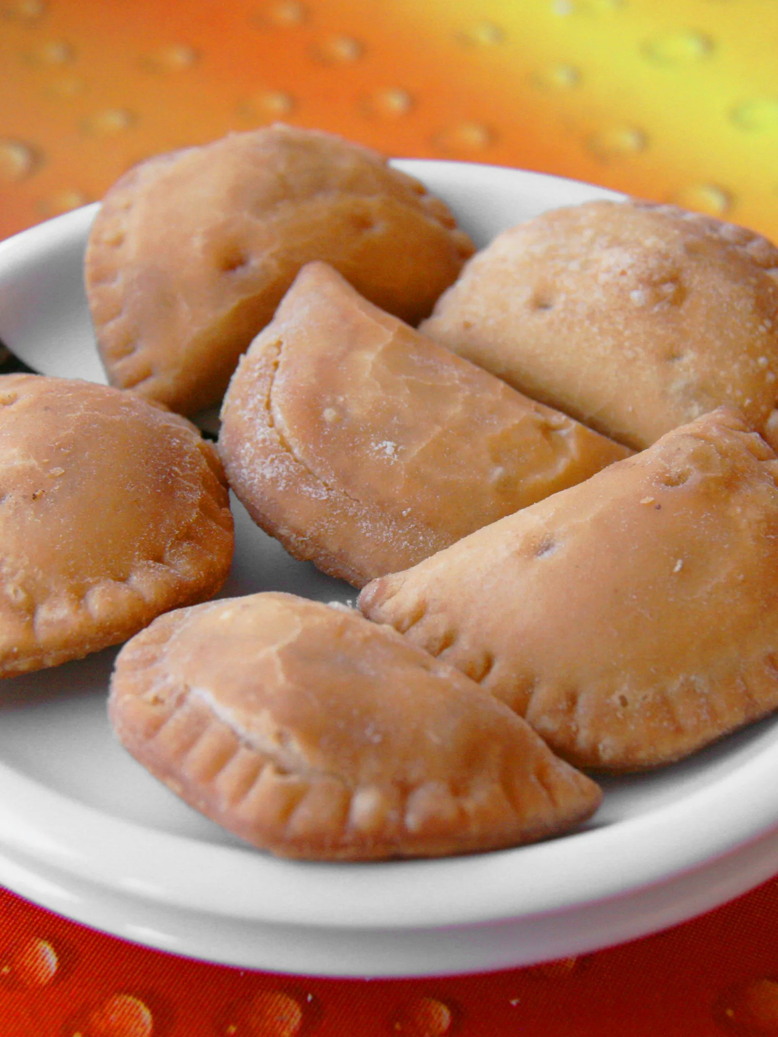 Empanada: Tapas de empanadillas rellenas de atún y salsa de tomate con huevo cocido