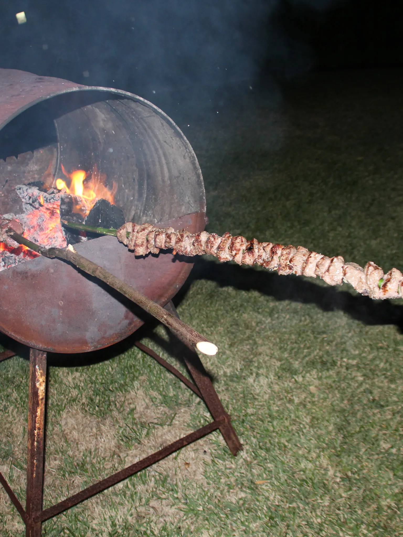 espetada: Hotel "Quinta Alegre" in Estreito da Calheta, Madeira. Es handelt sich um Rindfleisch auf Spießen aus grünem Lorbeerholz