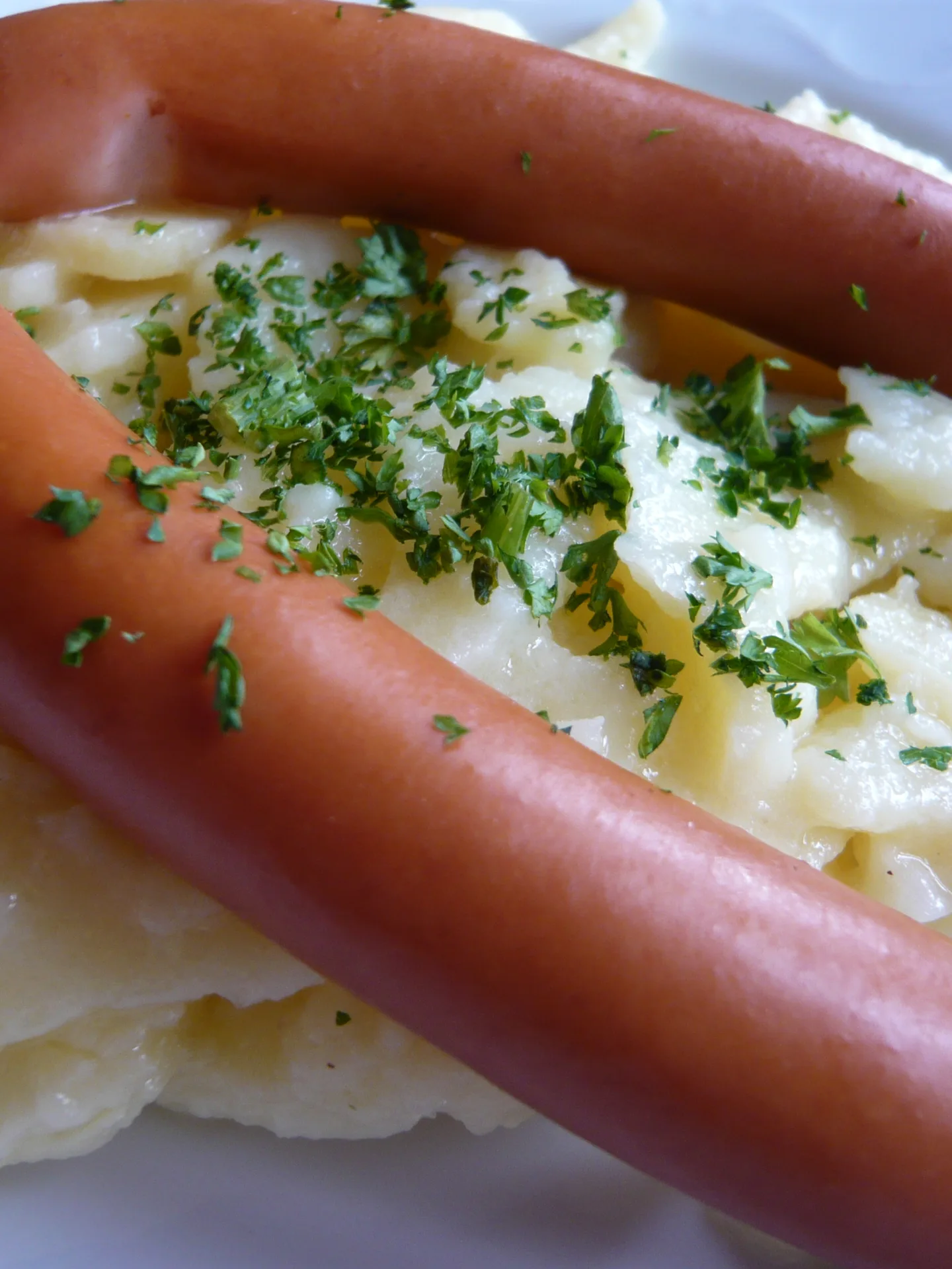 Frankfurter Würstchen: Ein Paar Frankfurter auf Kartoffelsalat