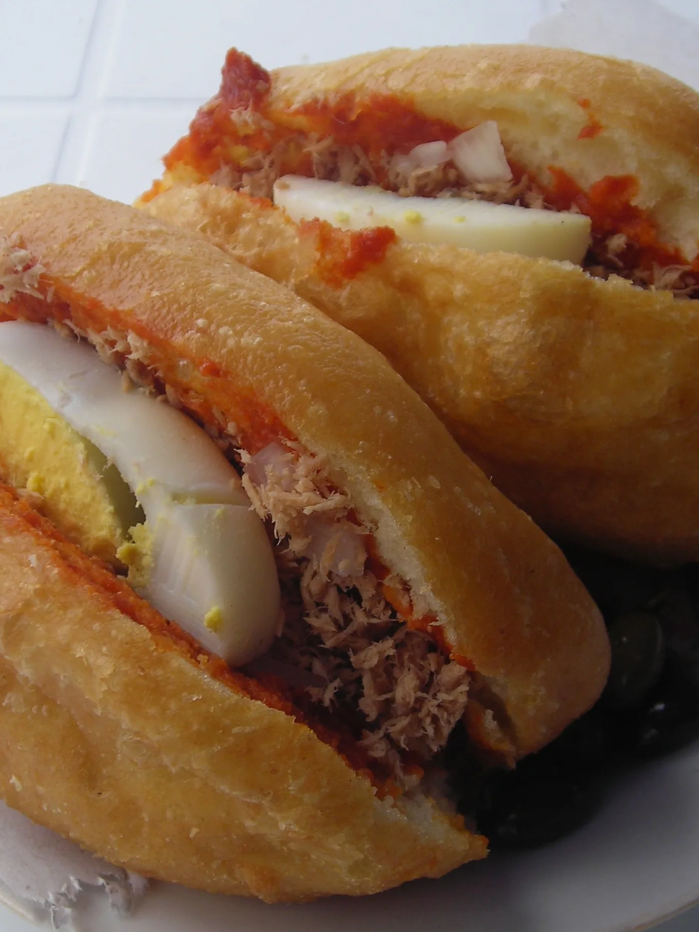 Fricasse: Le fricassé ou frit cassé est un beignet salé issu de la tradition culinaire tunisienne