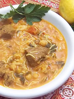 Harira: Soupe traditionnelle du Maroc servie surtout pendant le jeûne du mois sacré de Ramadan