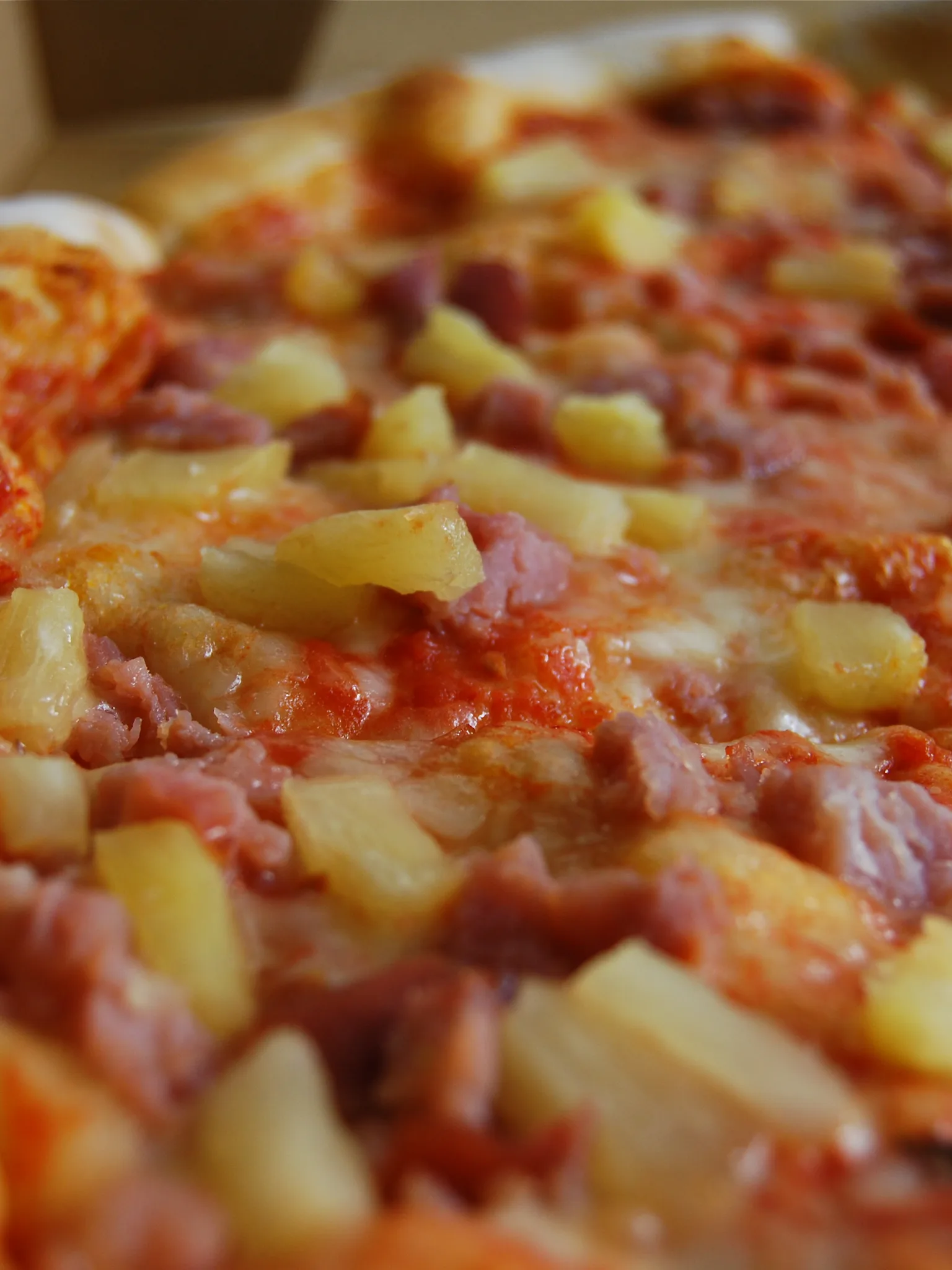 Hawaiian pizza: Pizza with ham and pineapple: Boston's North End Pizza Bakery Oahu, Hawai'i