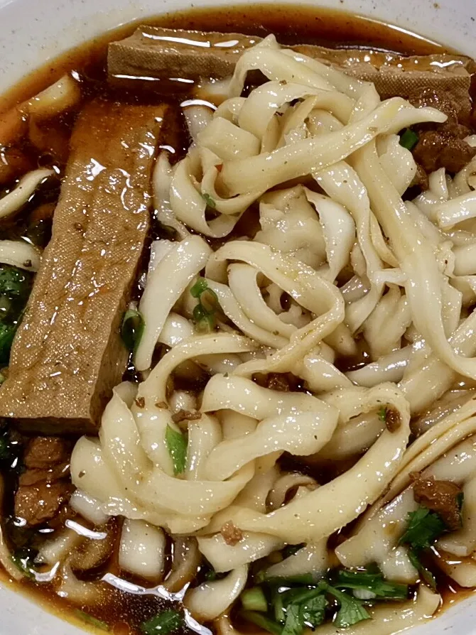 dāoxiāo miàn: A Chinese traditional food named sliced noodles