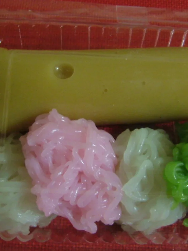 Kue putu mayang: Putu Mayang, sweets made of rice flour, served with coconut milk and melted brown sugar