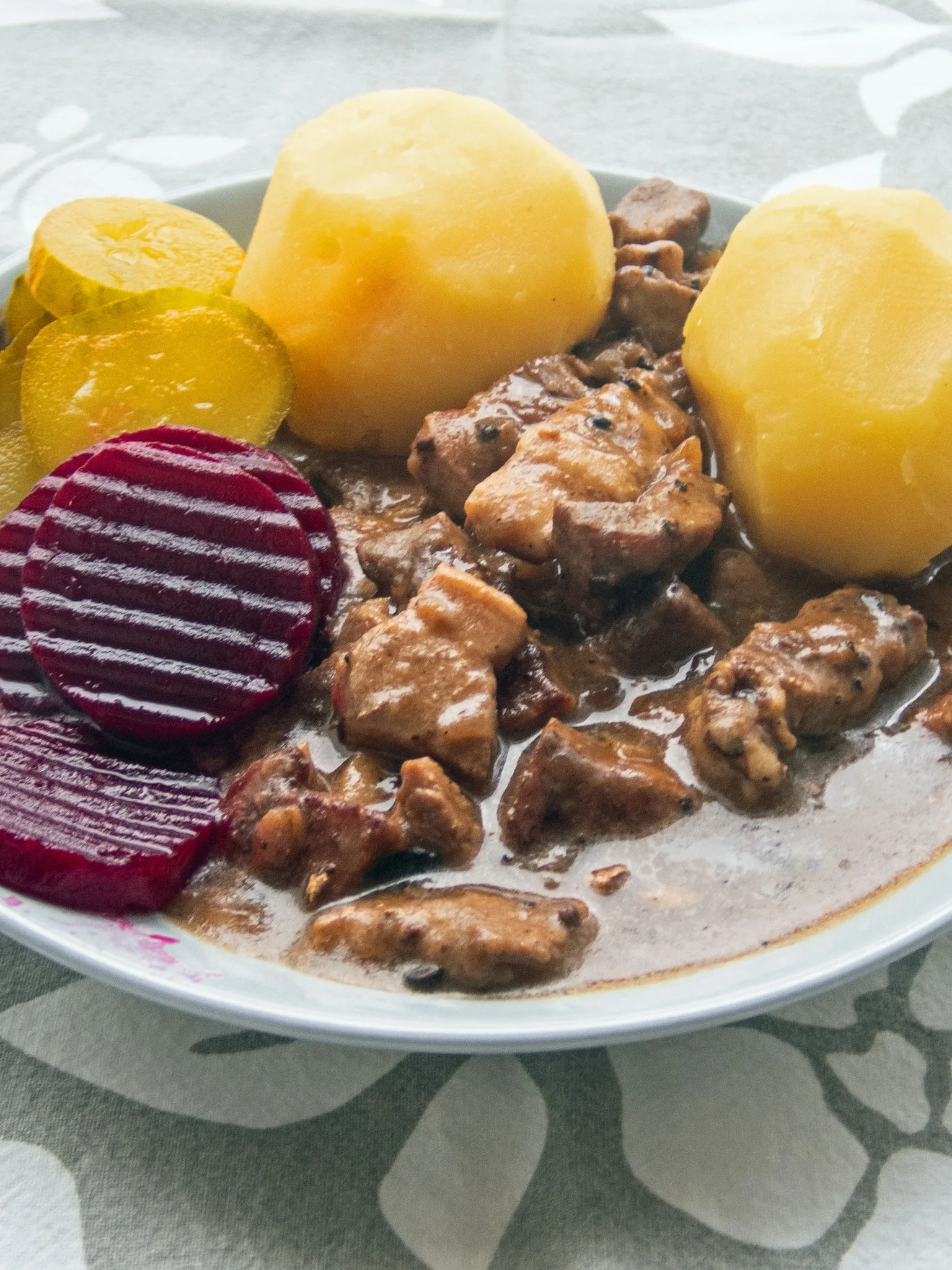 Läskisoosi: Finnish "läskisoosi" or "sianlihakastike", fatty pork belly stewed in brown gravy, served with boiled potatoes, pickles and red beet