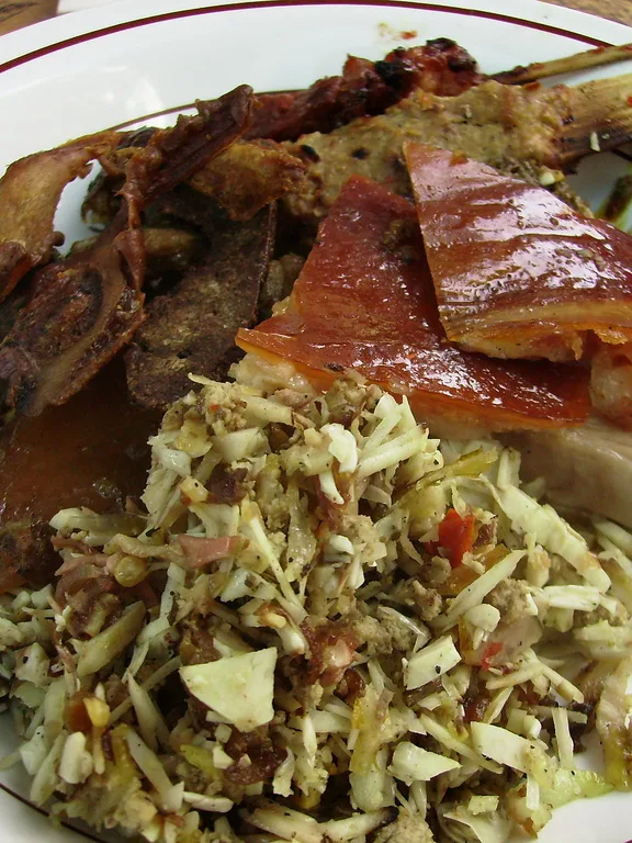 lawar: Lawar (mixed vegetables) and Babi Guling (roasted suckling pig), cuisine of Bali