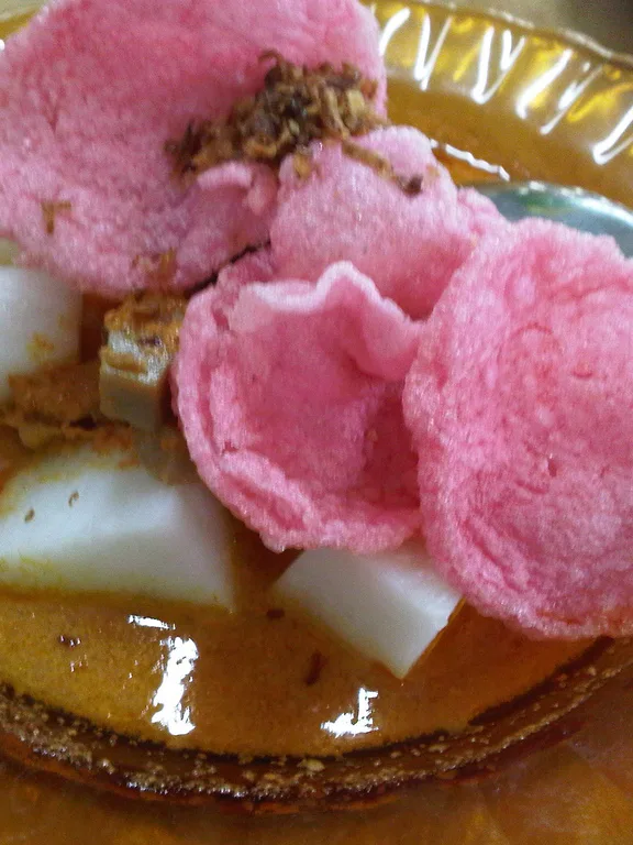 lontong dekem: Lontong sayur, rice cakes served with coconut milk curry