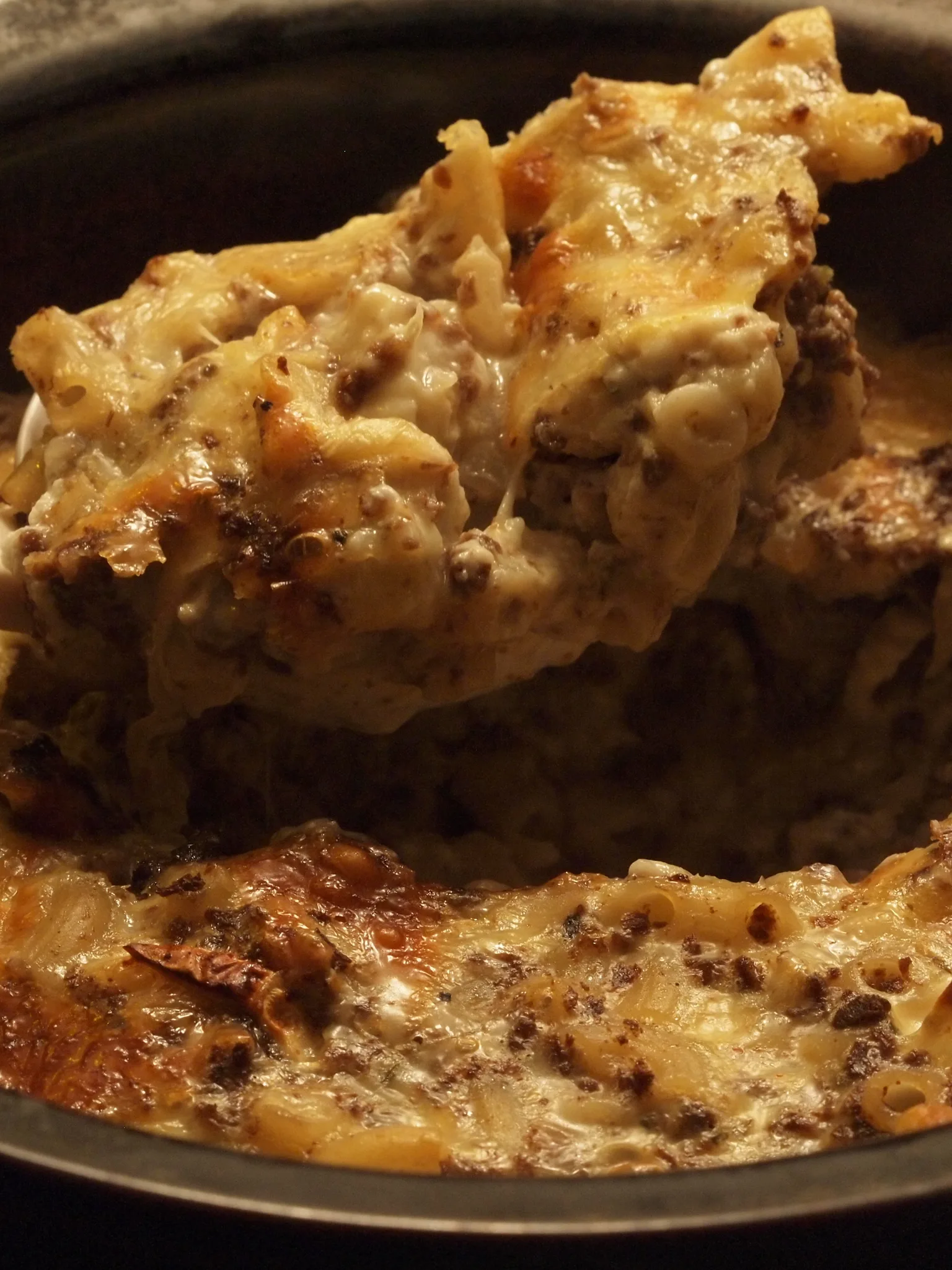 makaroni schotel: Quite typical pot of Finnish macaroni casserole made with textured soy and topped with cheese