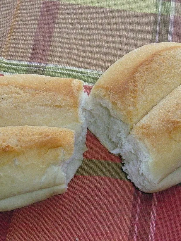 Marraqueta, a photograph of the dish
