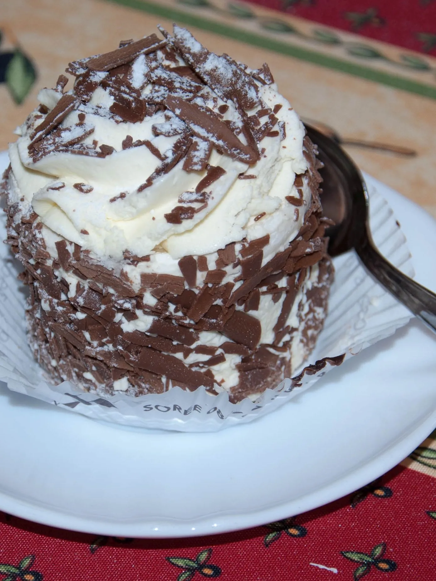merveilleux: Gâteau originaire de Belgique, composé de meringue, chantilly et copeaux de chocolat