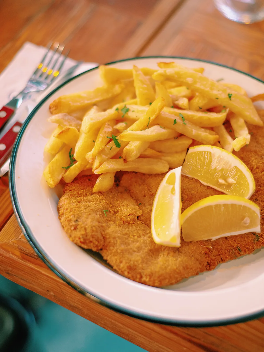 milanesa: Típica milanesa argentina, servida con una porción de papas fritas