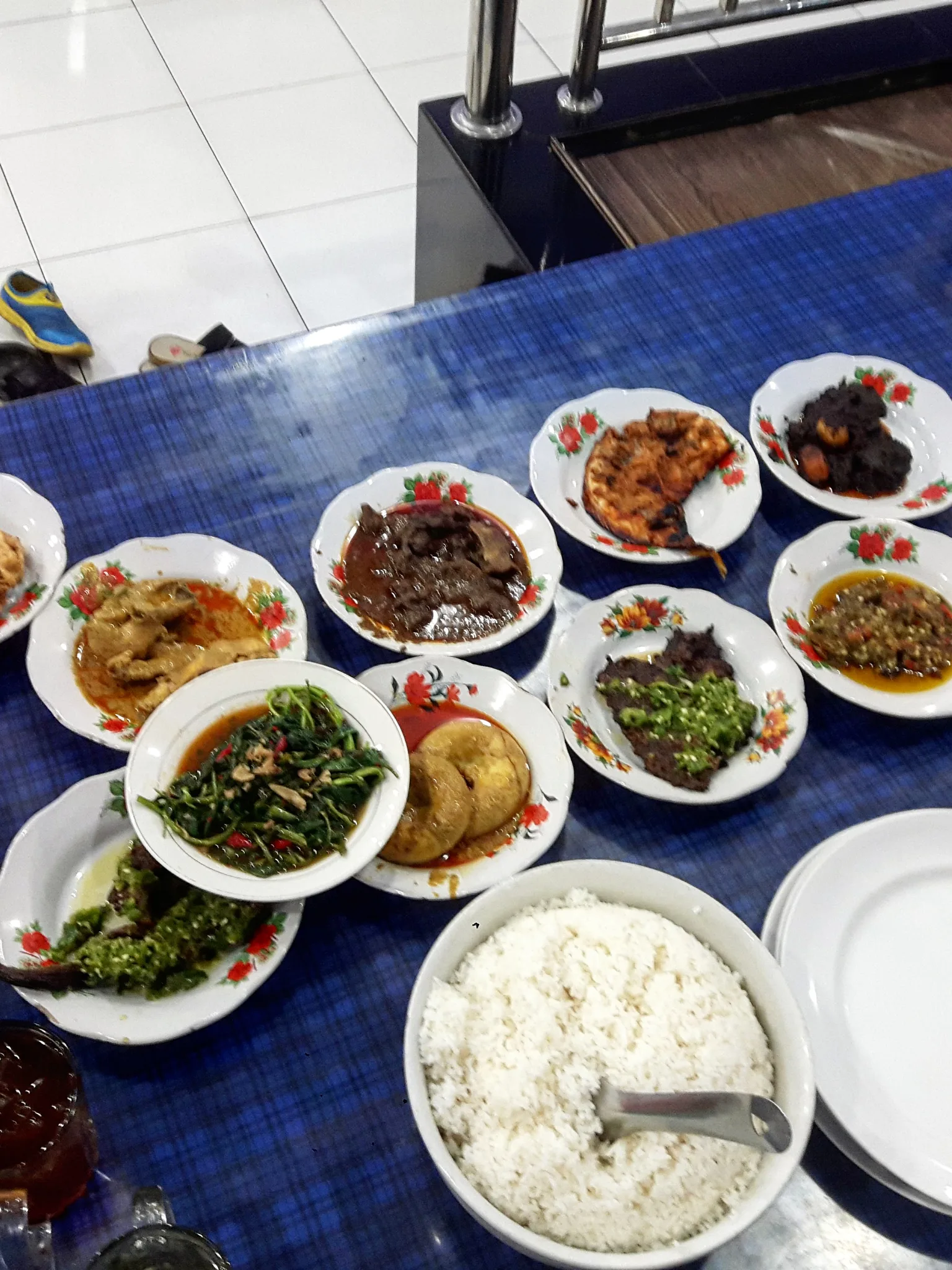 Nasi Padang: Nasi Padang spread at Pak Nurdin, Pekanbaru