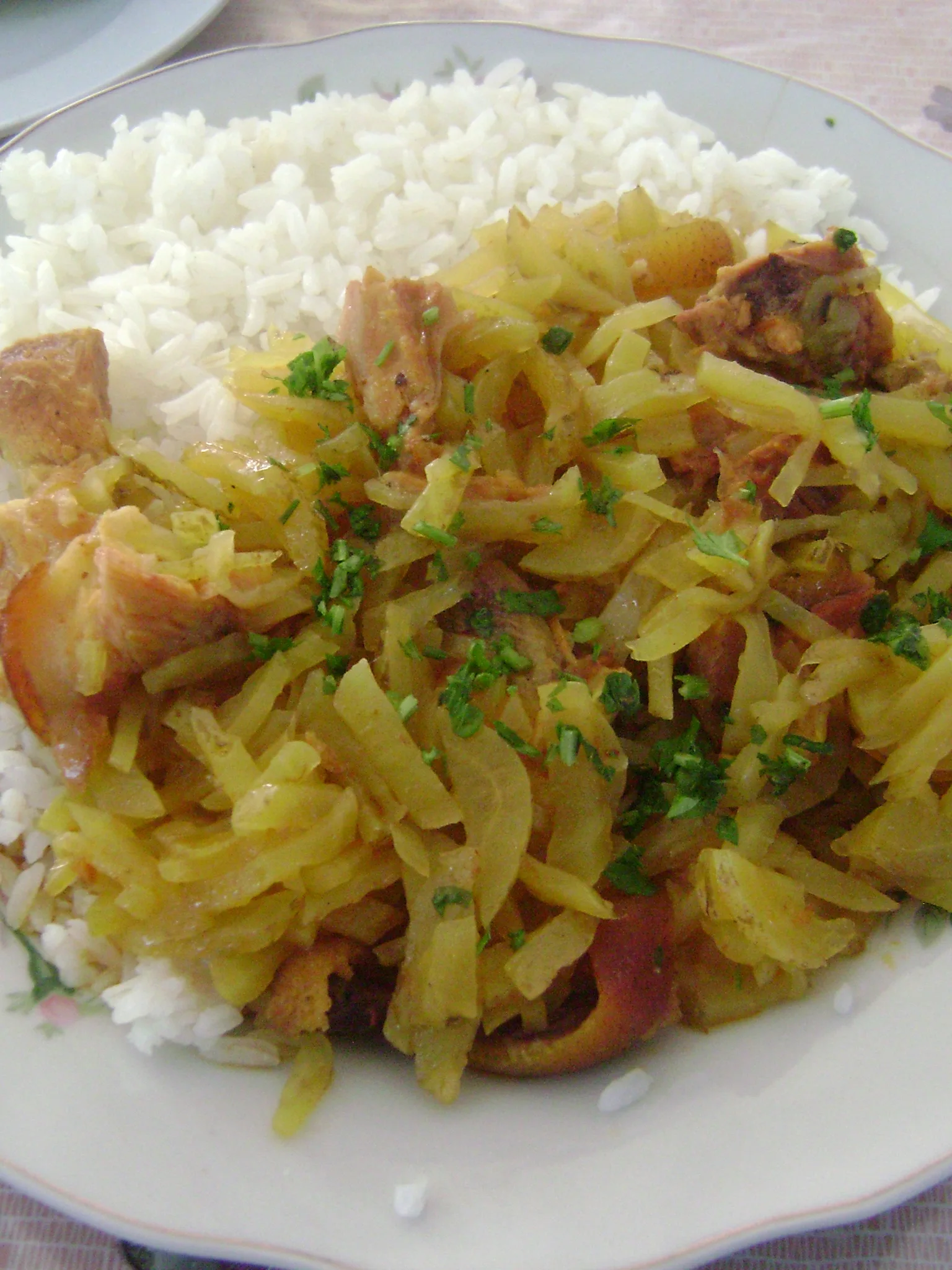 Olluquito: Olluquito guisado con carne de cerdo y acompañado con arroz blanco. Distrito de Uco, Provincia de Huari, Región Ancash