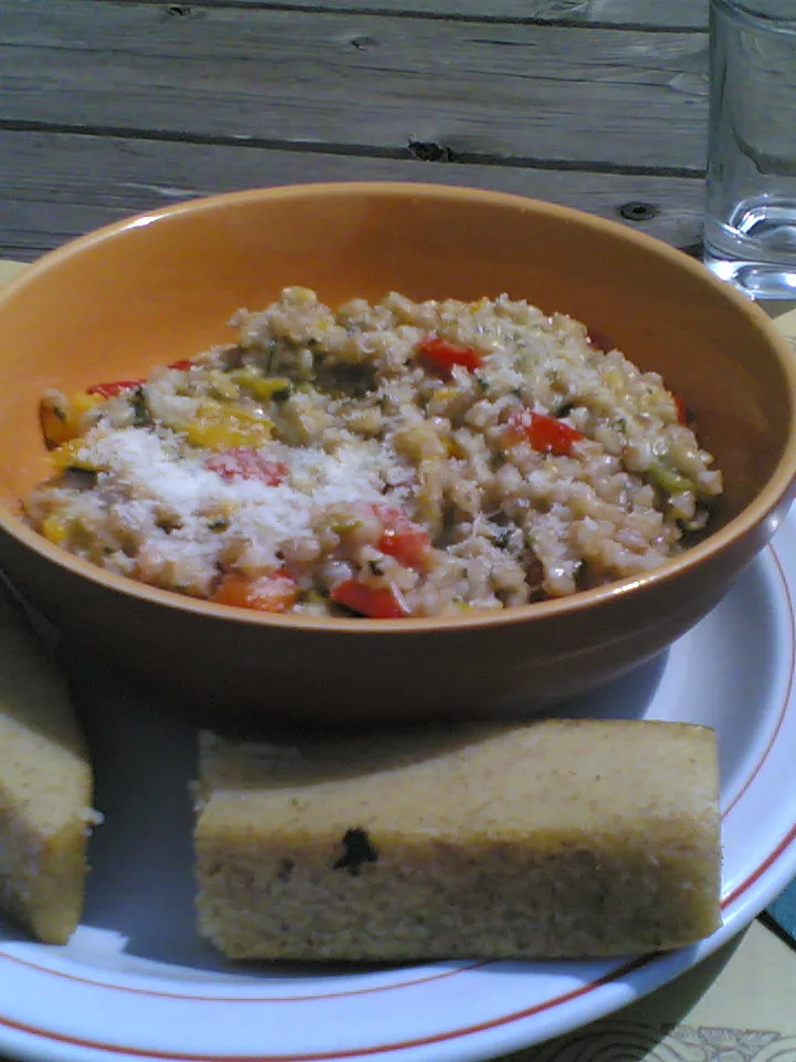 Orzotto: Ciotola di "orzotto" con verdure e due fette di polenta, preparato da Monica del Rifugio Bosconero