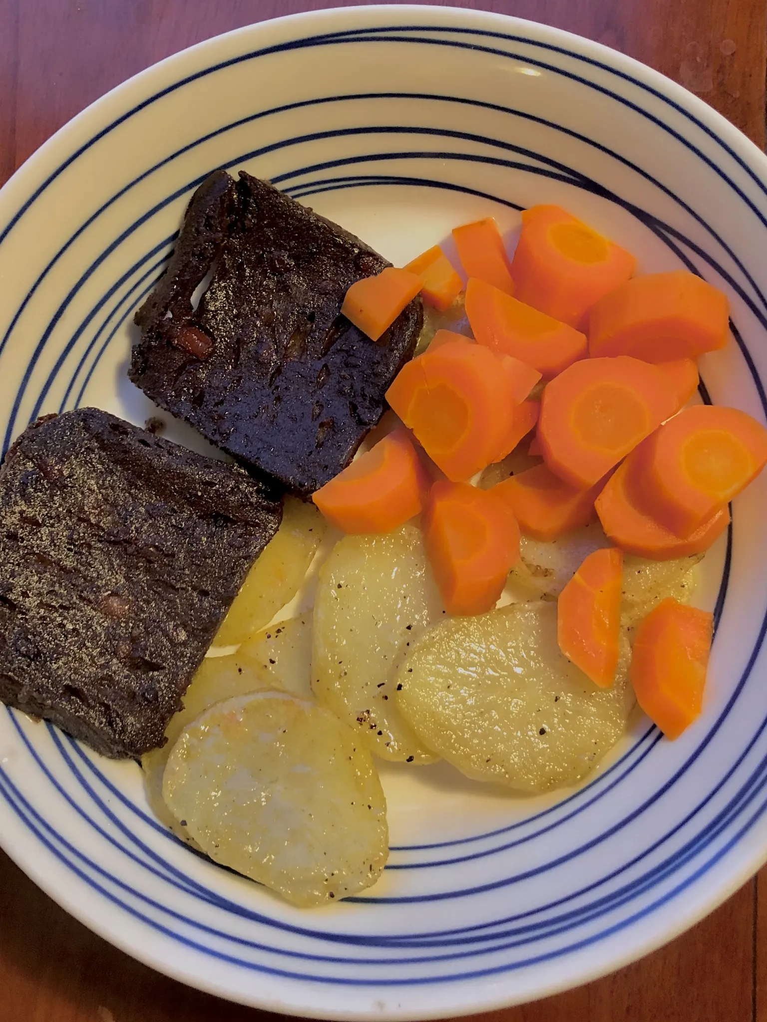 Panhas: Bord met gebakken balkenbrij, aardappel en wortel