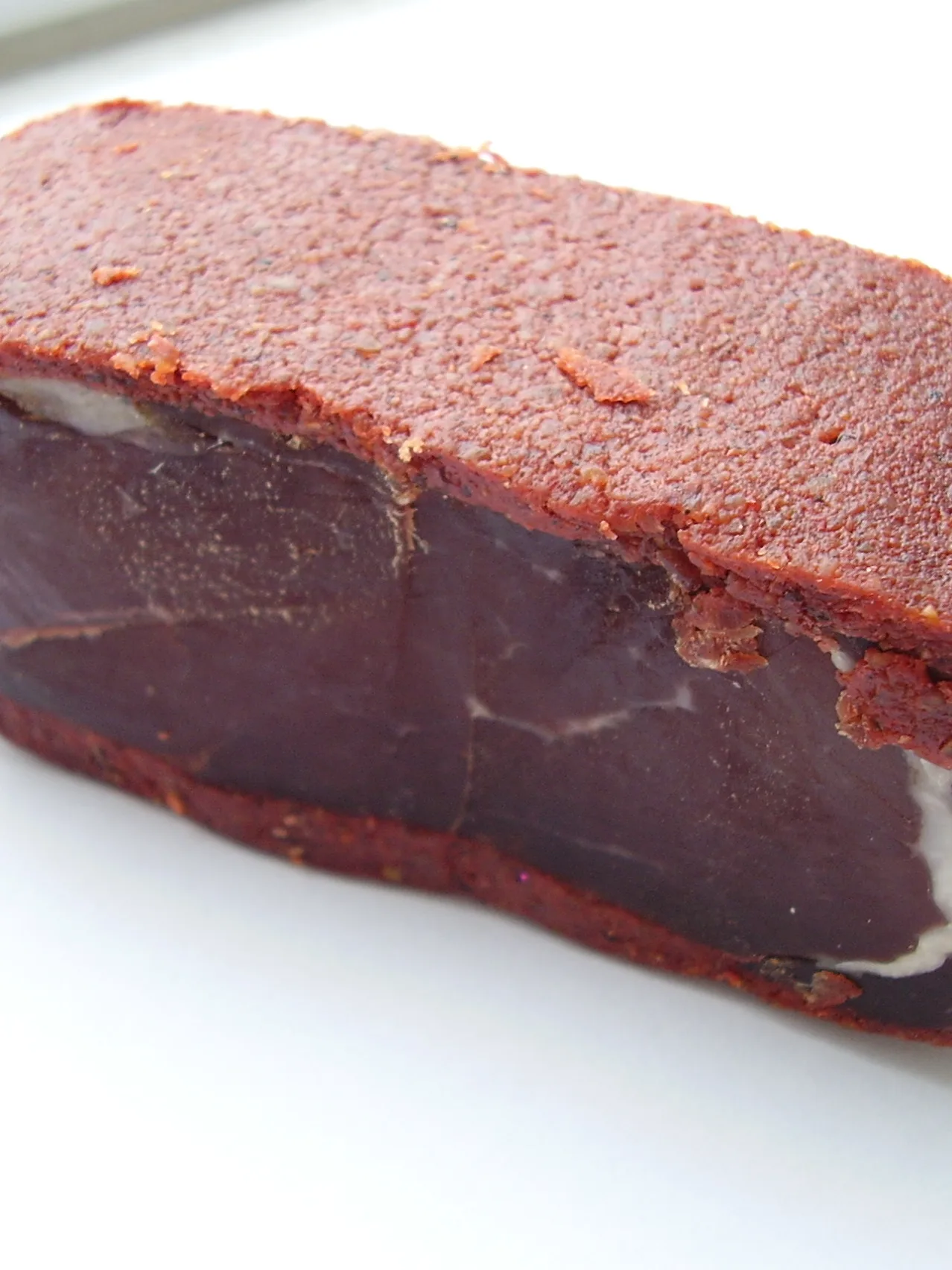 pastırma: бастурма, Basturma or Pastroma from Armenia, luftgetrockneter Schinken im Paprikamantel, Paprika leicht scharf, mit etwas Knoblauch im Paprika