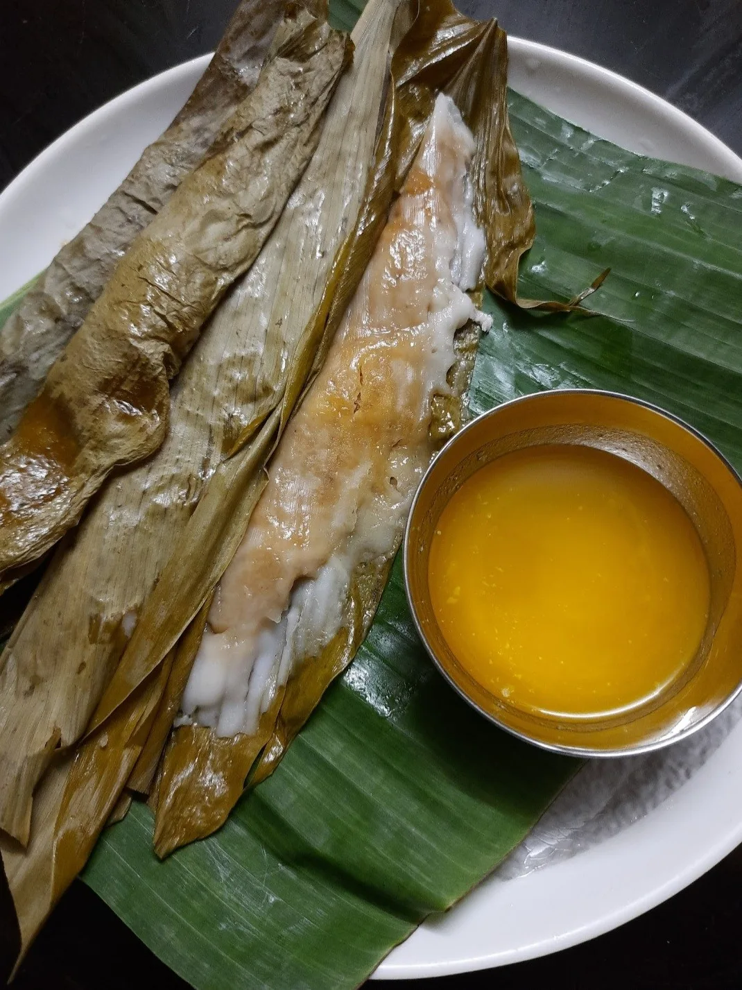 Patoleo: Patholi are sweet stuffed rice rolls which are steamed wrapped in turmeric leaves. In kannada it's called as Harashina eleya kadabu