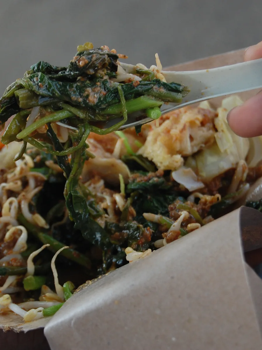 pecel: Pecel, campuran sayuran dan bahan lain dengan bumbu kacang yang biasanya pedas