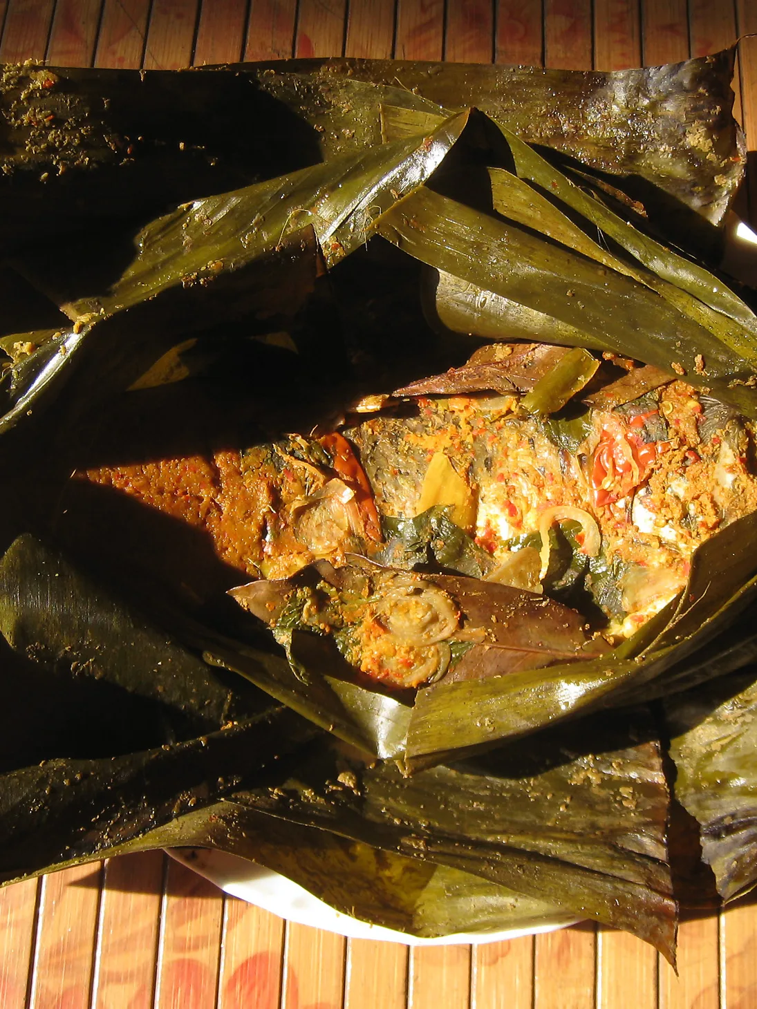pepes: Pais lauk mas (pepes ikan mas), a carp fish in spices and herbs cooked in banana leaf package. A popular Sundanese cuisine. The specialty cooking of Ibu Sulastri, Rawasari, Central Jakarta