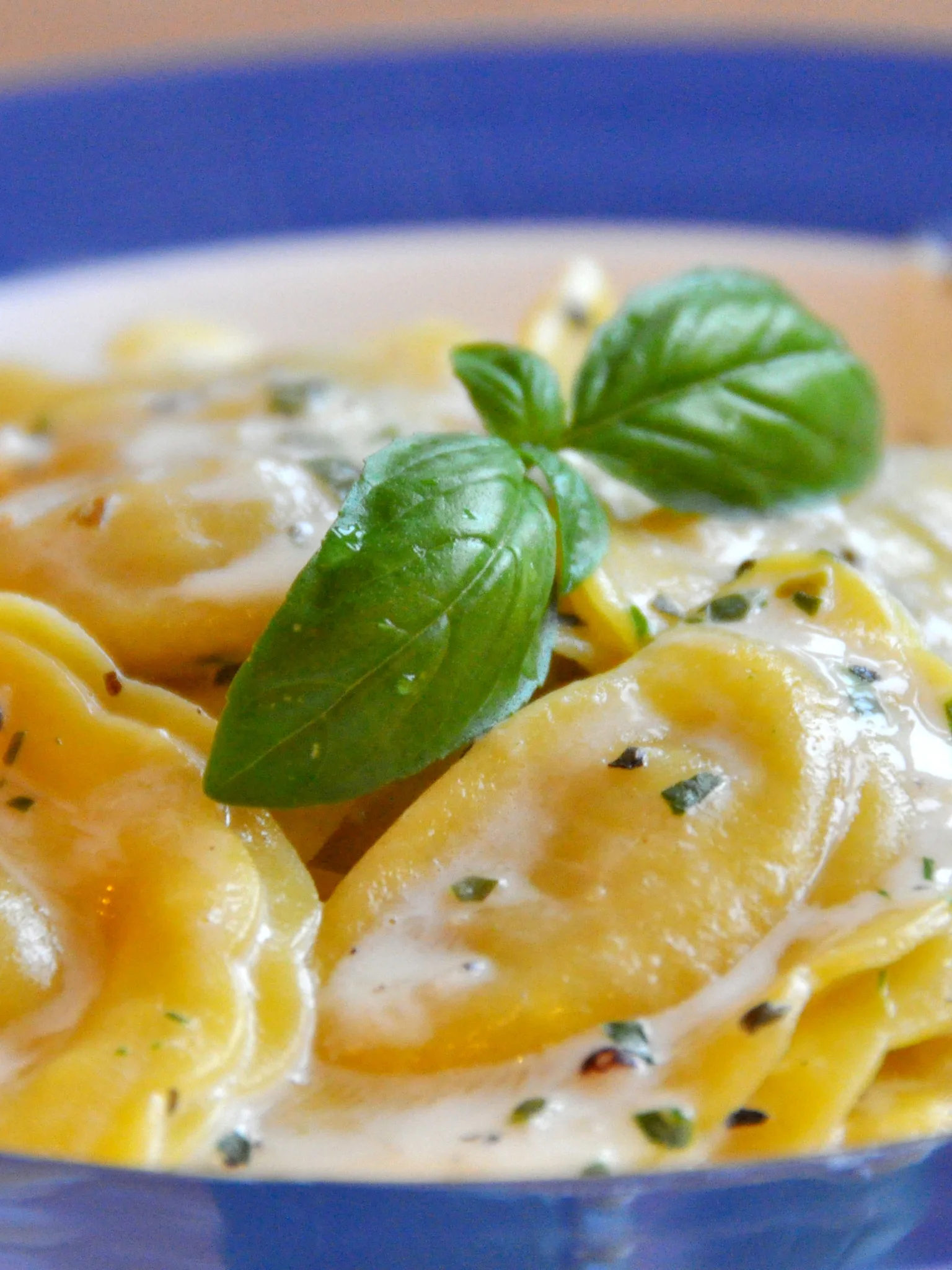 ravioli: Ravioli med skinke og asparges i mascarponecreme