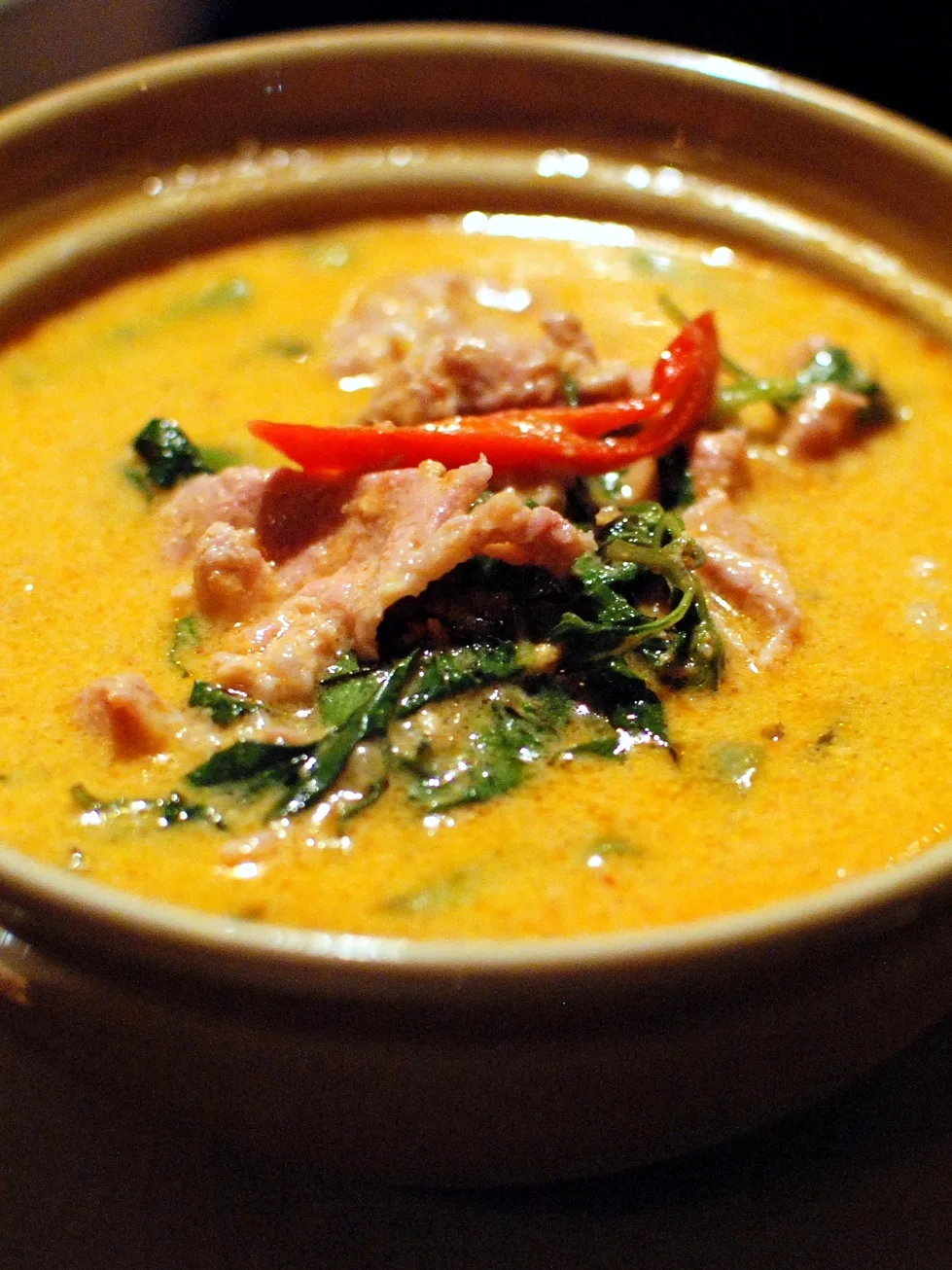 red curry: Kaeng phet mu (Thai script: แกงเผ็ดหมู): Thai red curry with pork