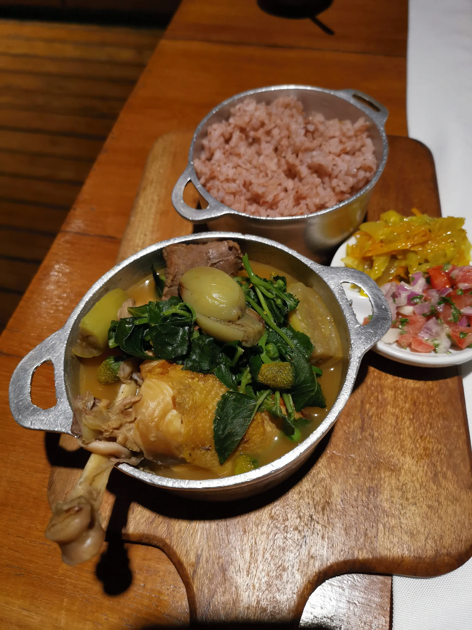 Romazava: Romanzawa - Madagaskar Stew mit Hühnchen und Rind, grünen Auberginen und als Gewürz Jambu (Acmella oleracea) dazu roter Reis