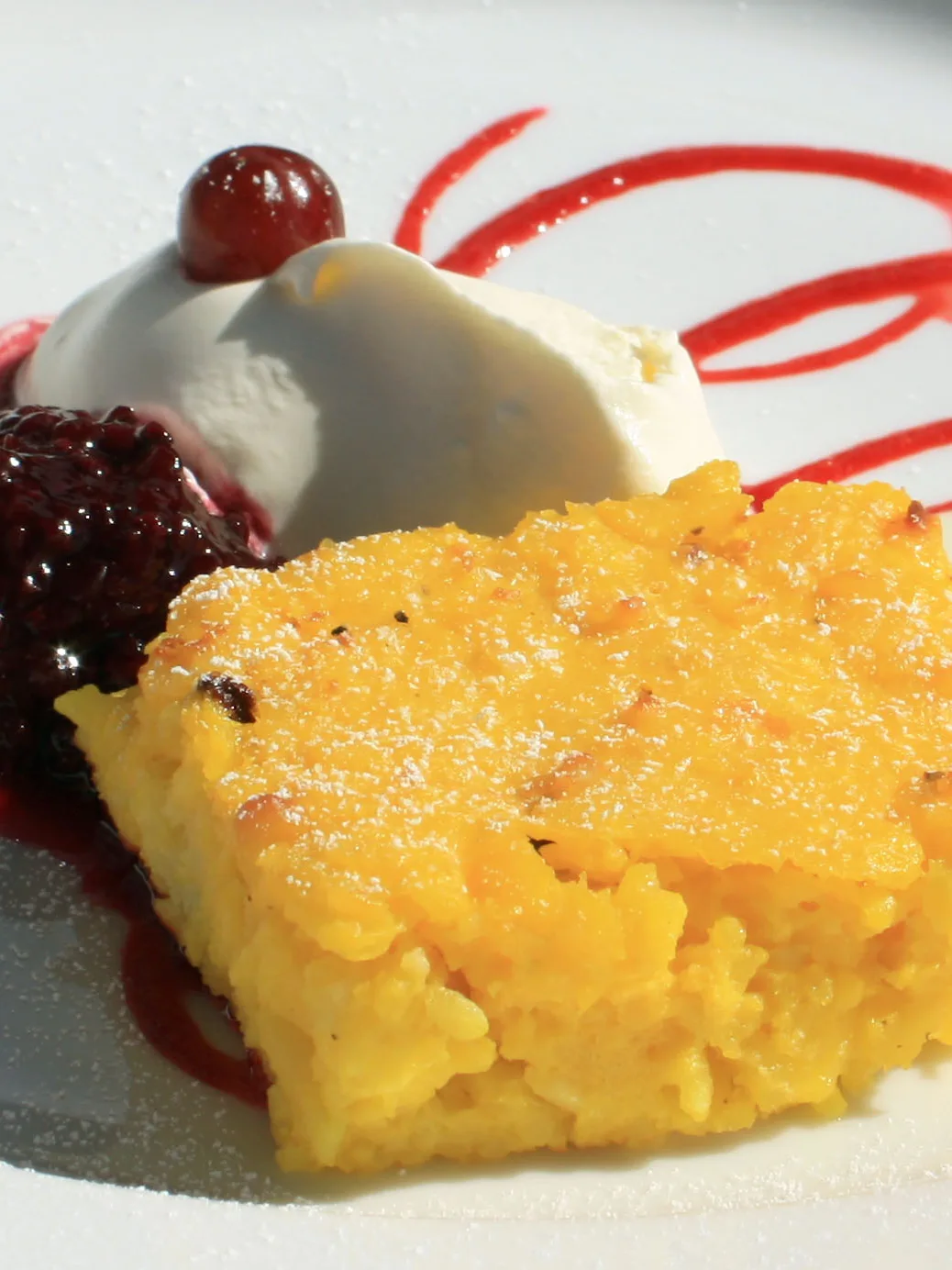 saffron pancake: Saffranspannkaka med salmbär (blåhallon) och vispad grädde