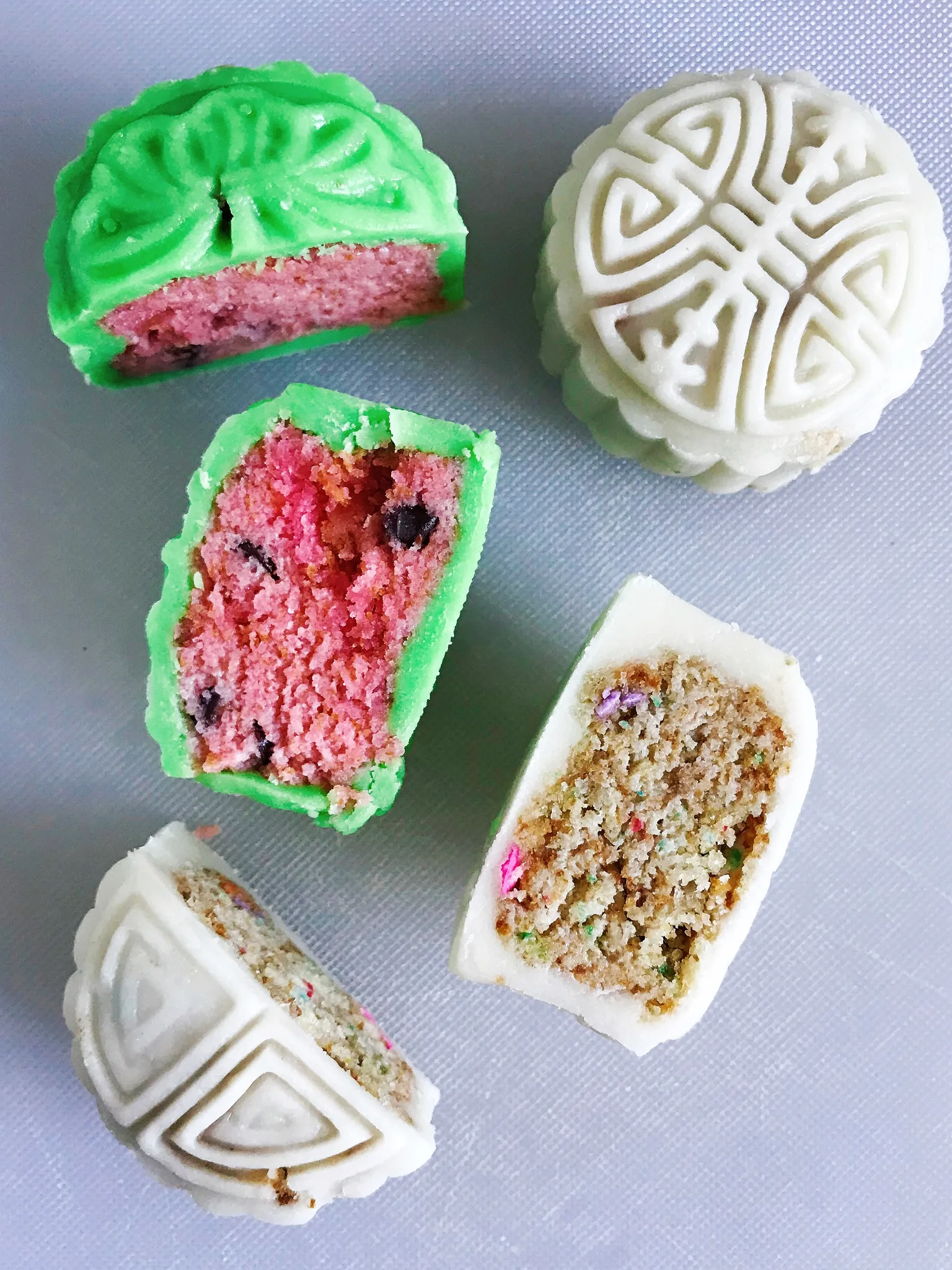 snow skin mooncake: the-cooking-of-joy.blogspot.com/2019/08/snowskin-cake-tru