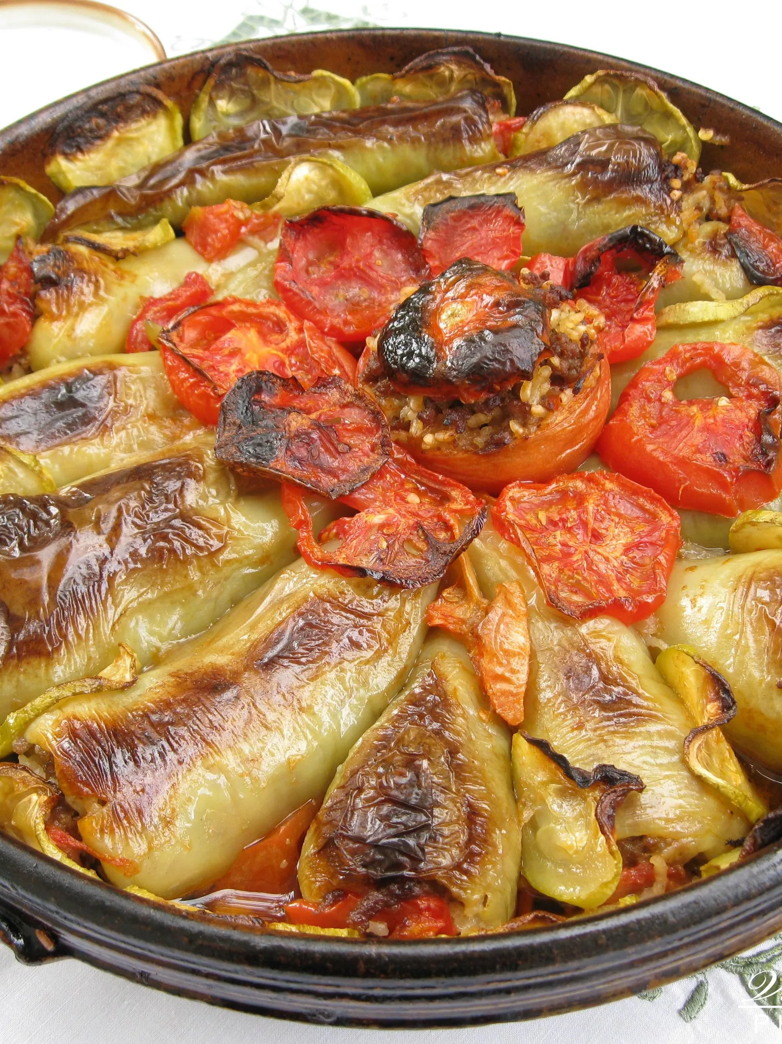 stuffed onions: Gatim tradicional Kosovarëi njohur si speca dollma nga turqishtja