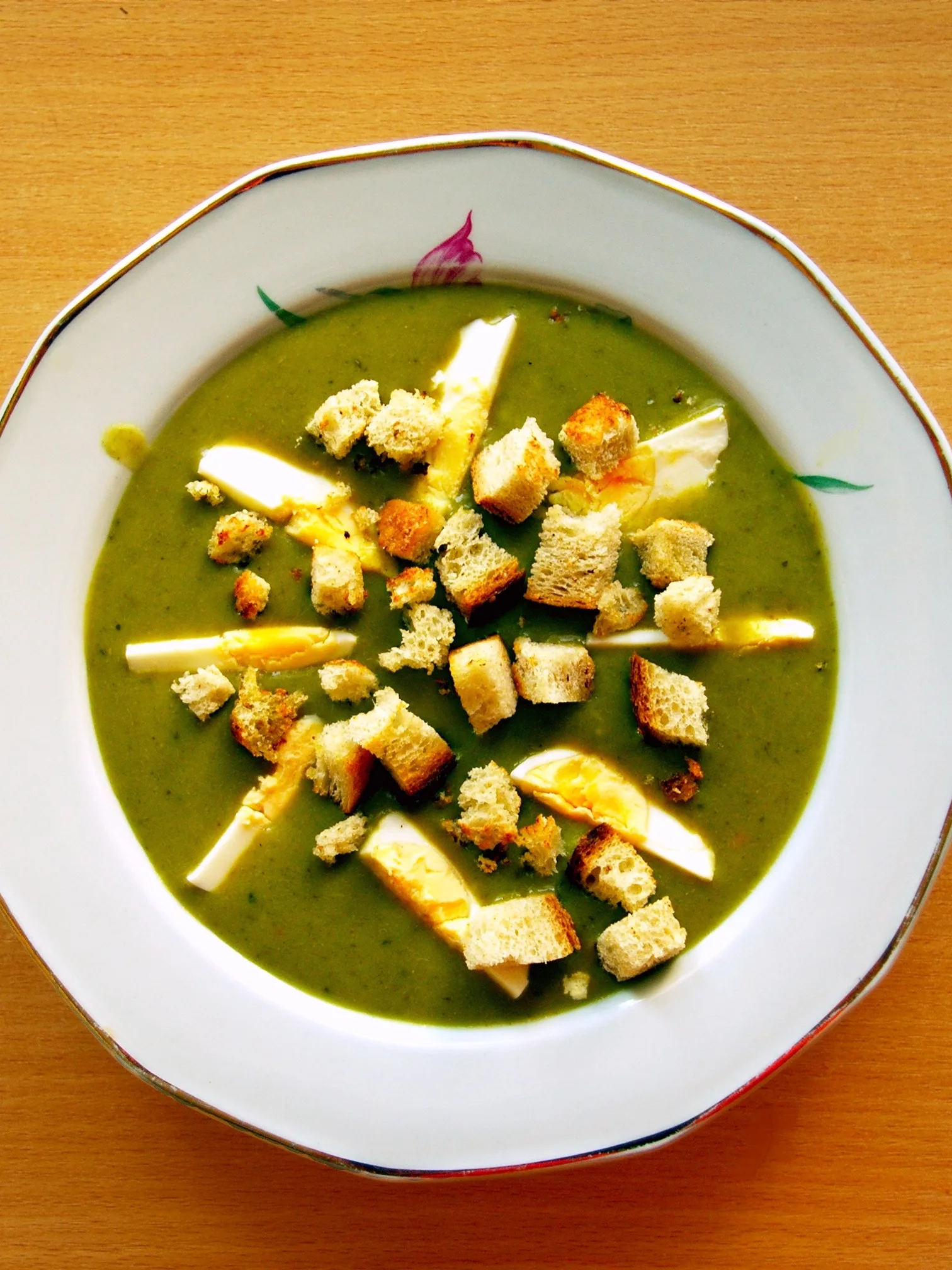 sorrel soup: Sorrel soup with egg and croutons