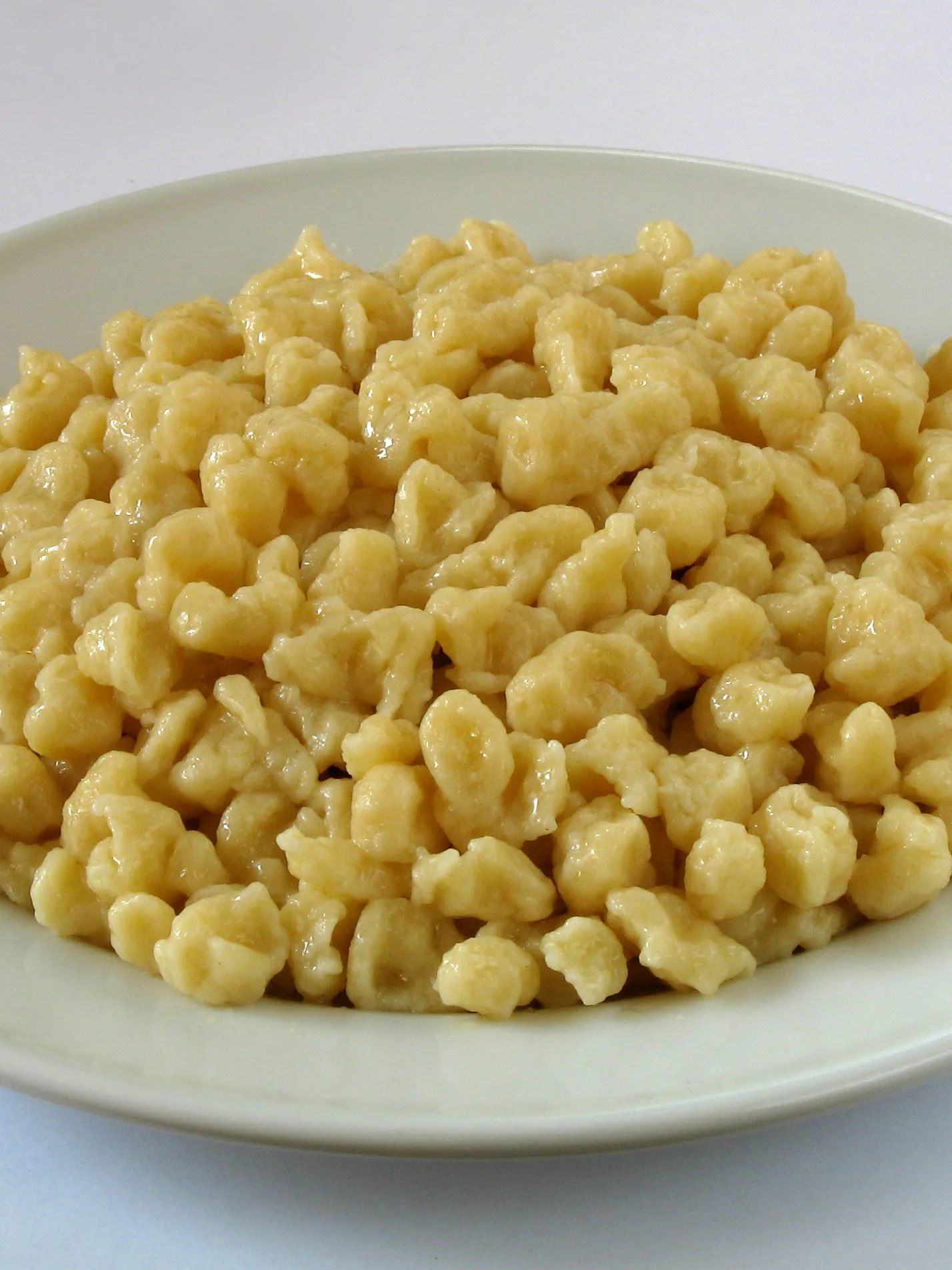 spätzle: Spätzle, hergestellt mit Spätzlehobel