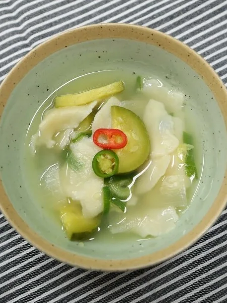 sujebi: sujebi (hand-torn noodle soup)