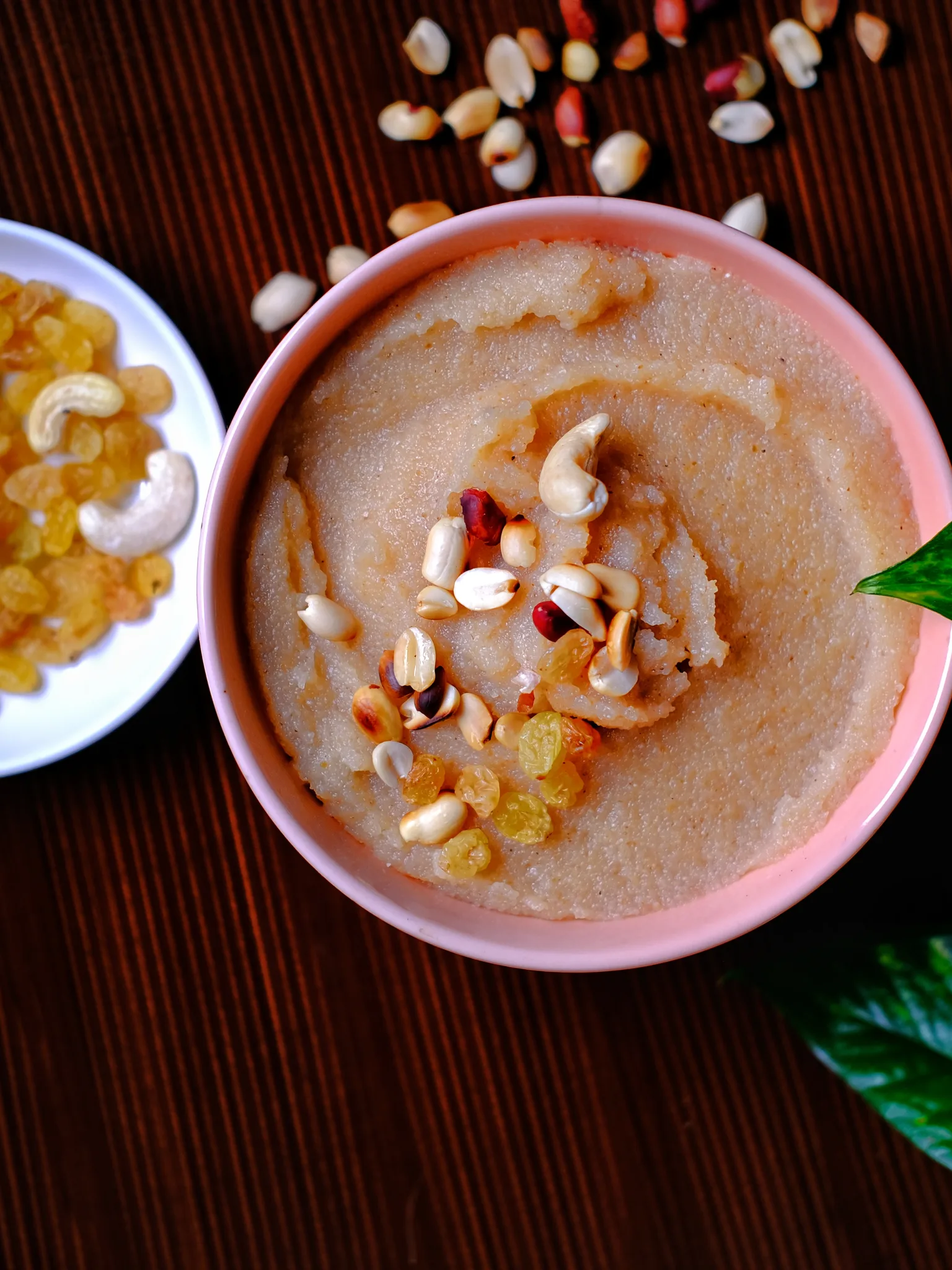 Suji ka halwa: সকাল ও বিকালের নাশতায় রুটি, পরোটা কিংবা গরম ফুলকো লুচির সাথে সুজির হালুয়া অনন্য। অন্যান্য হালুয়া তৈরির মত ঝামেলা নেই বলে চটজলদি তৈরি করে নেওয়া যায় বাড়তি ঝামেলা ছাড়াই।