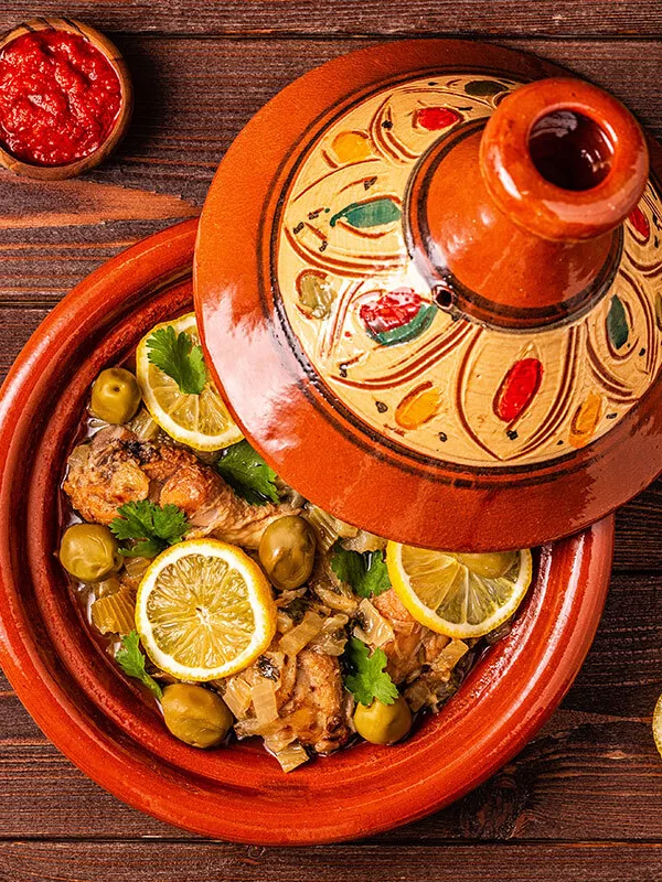 tajine: الطاجين المغربي من الاكلات الشعبية بالمغرب وفيه أنواع طاجين الخضر و طاجين الدجاج و طاجين اللحم و طاجين السمك