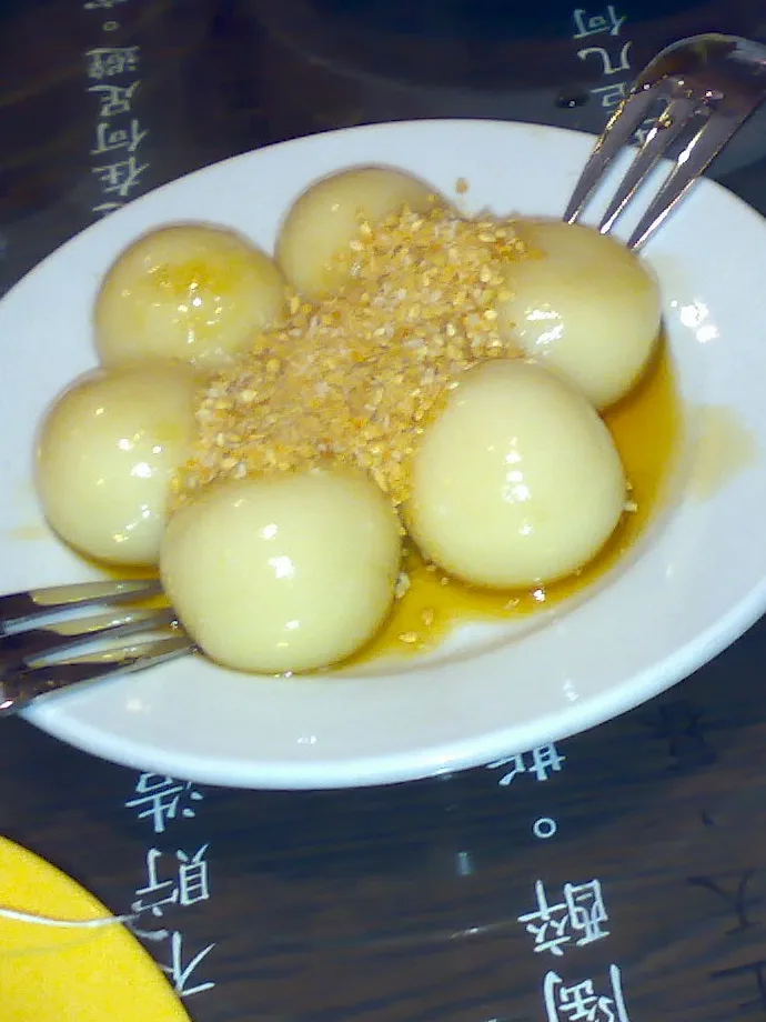 Tong bat lat: Glutinous rice balls in syrup