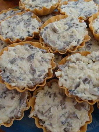 tartlet: Жюльен с копченой курицей. Шампиньоны, лук. Запечен под сыром в тарталетках. Фото перед помещением в духовку
