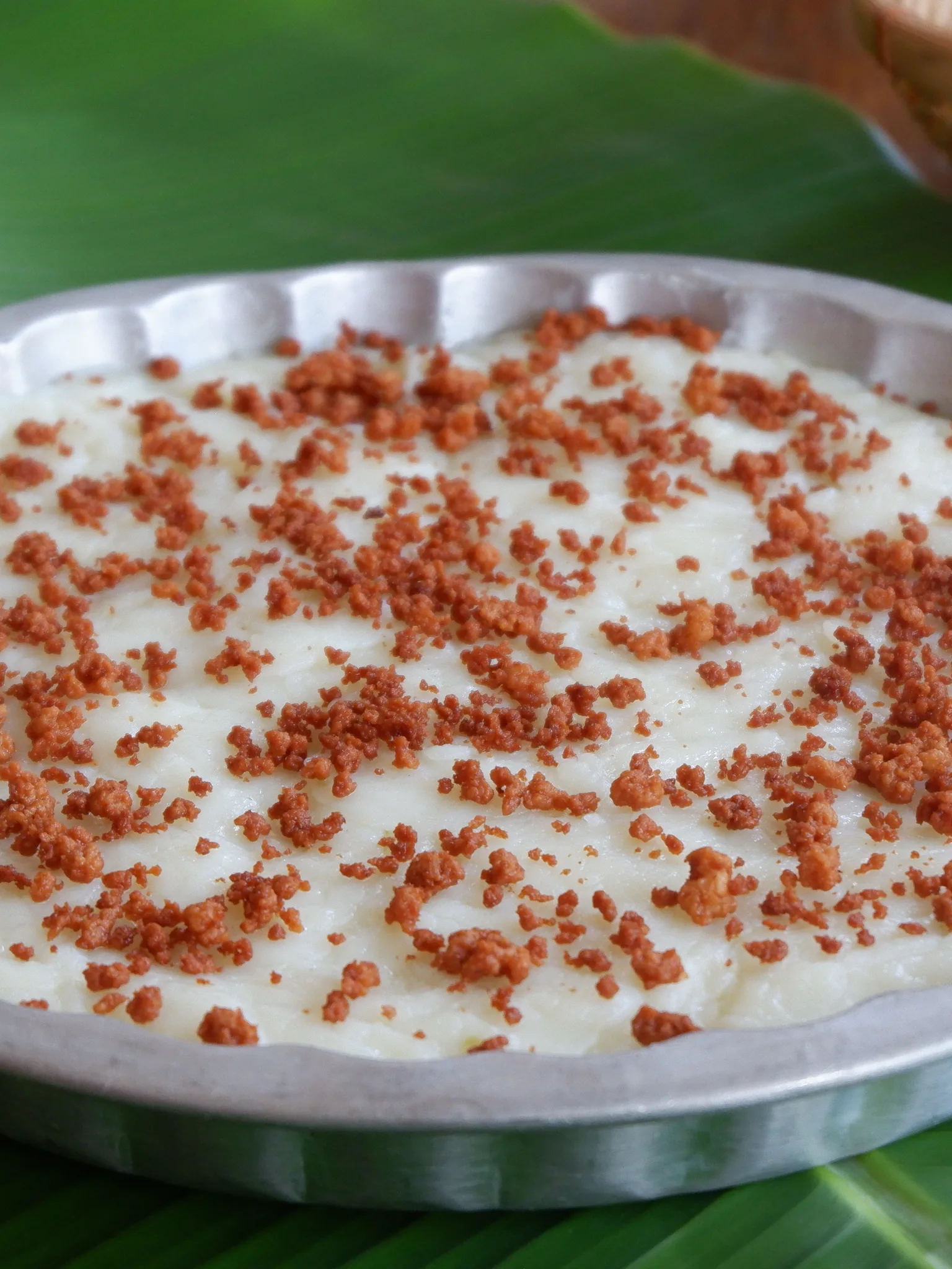 Tibok-tibok: Tibok-tibok (carabao's milk pudding).This Kapampangan delicacy is made of fresh carabao's milk, galapong, sugar, and dayap rind. It is usually topped with latik before serving
