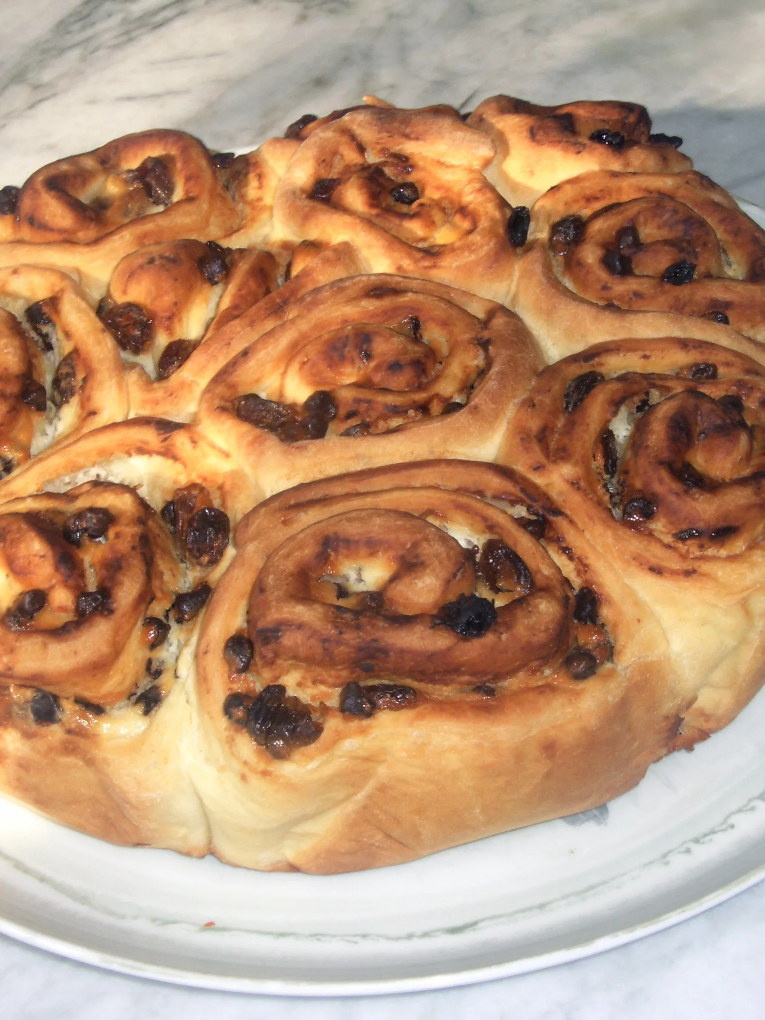Torta delle rose: A rose's cake with chocolate pills, butter and cream
