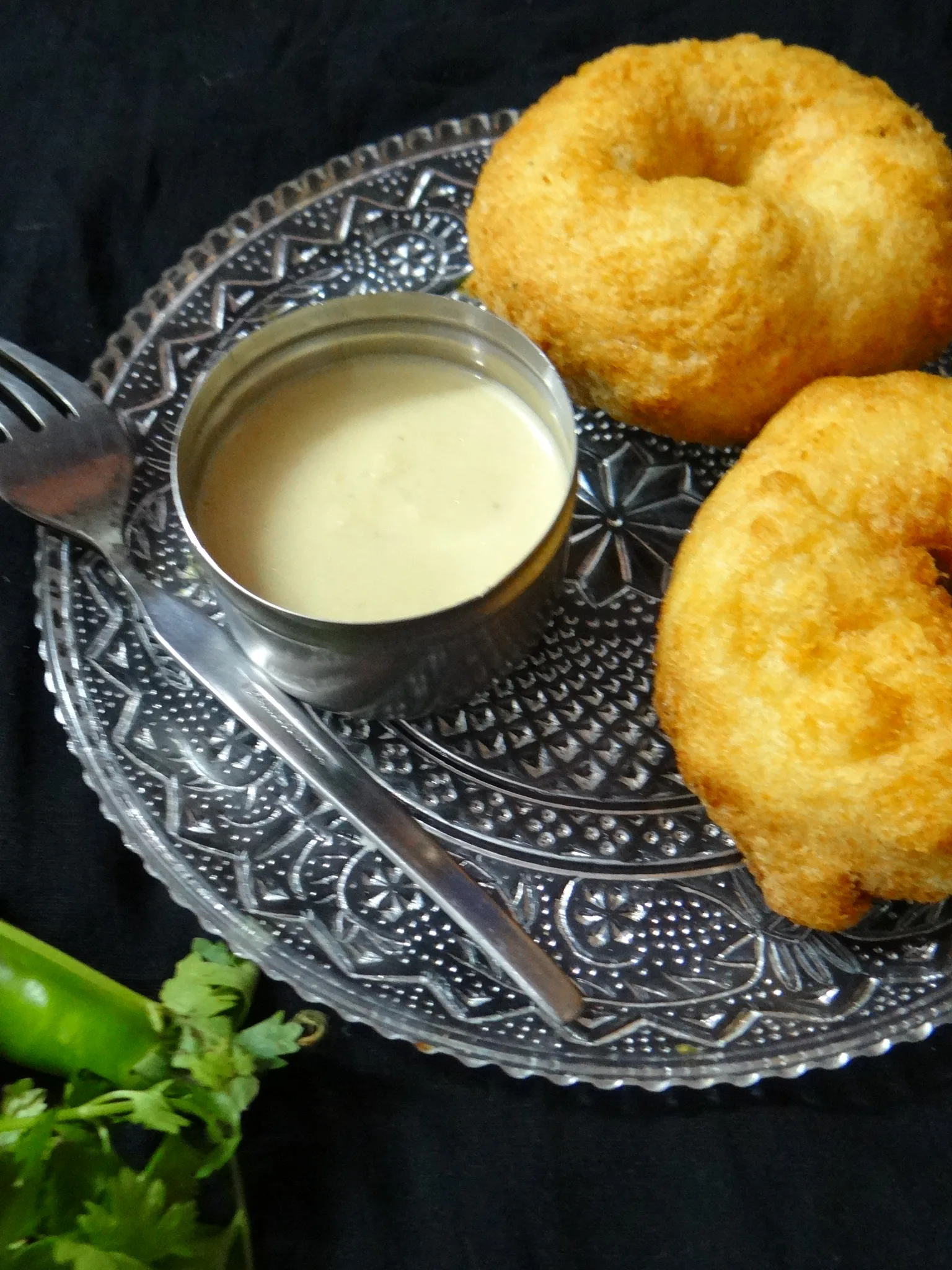 Vada: Medu Vada made with urad dal batter, is a traditional main food as well as snacks in South Indian Indian homes, also love to eat rest of India