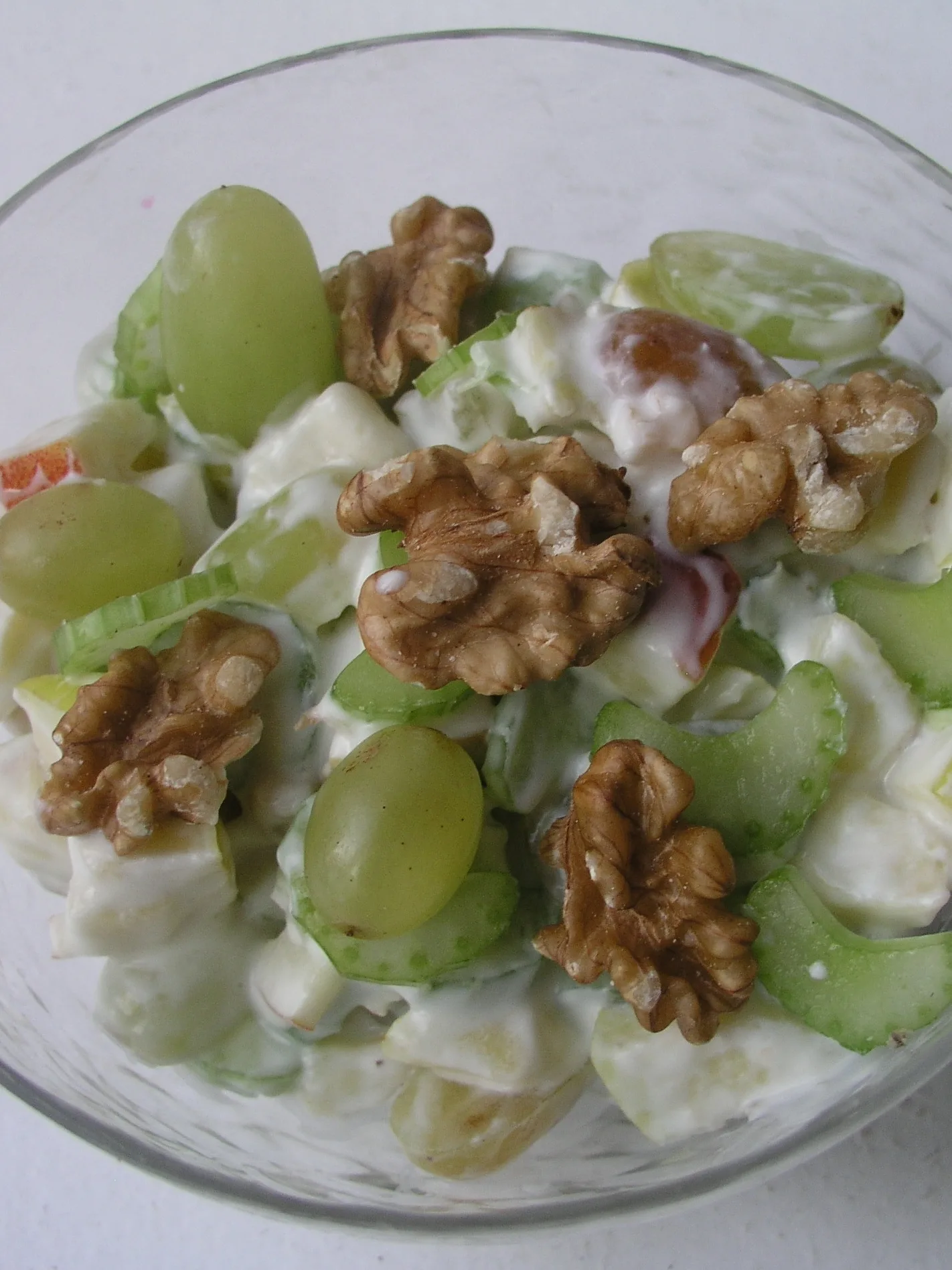 Waldorf salad: Waldorf salad with celery stalks, green grapes, walnuts, apples, mayonnaise, crème fraîche, sugar and salt